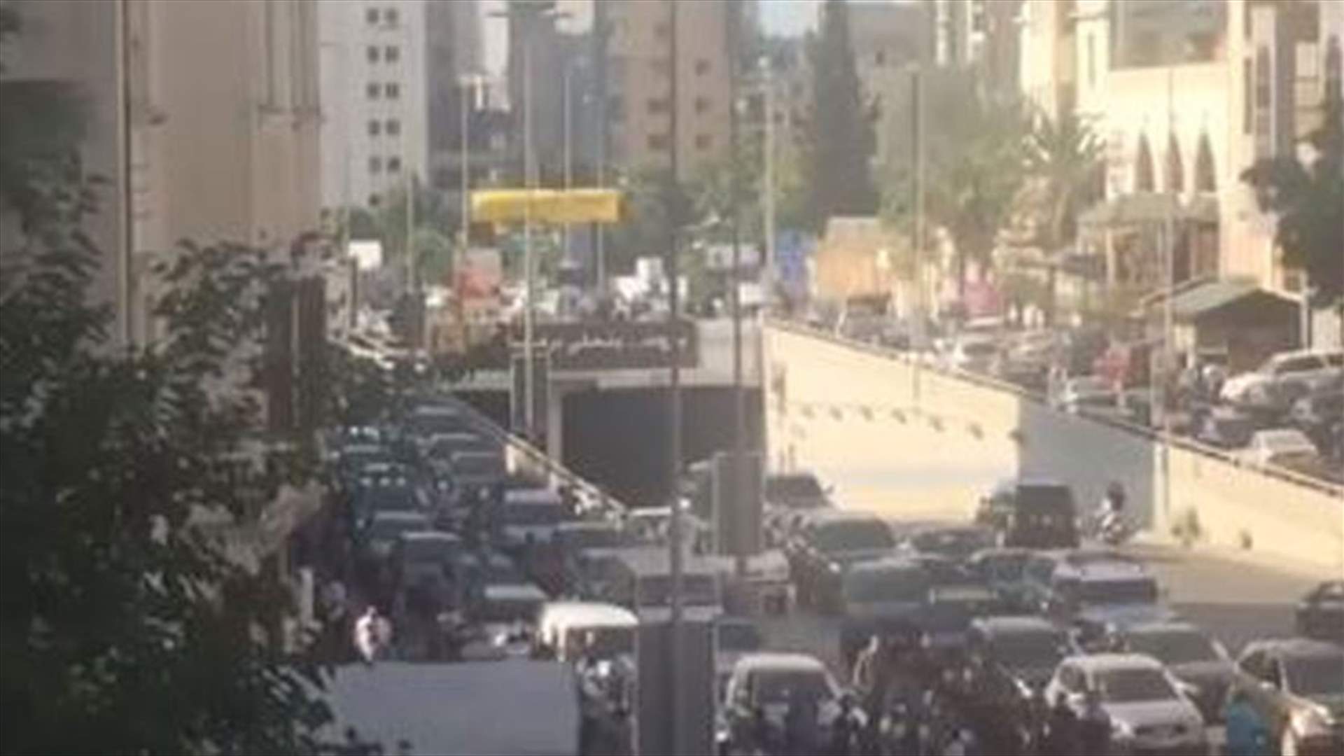 بالفيديو- لم يسهلوا مرور الموكب الوزاري في بشارة الخوري...فحصل تضارب واقفلت الطريق