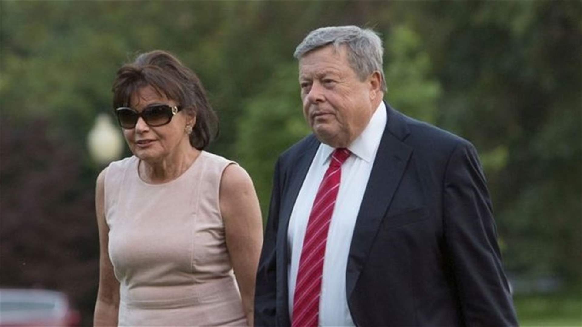 بالصورة - روّاد تويتر يلاحظون أمرًا غريبًا في والد ميلانيا ترامب