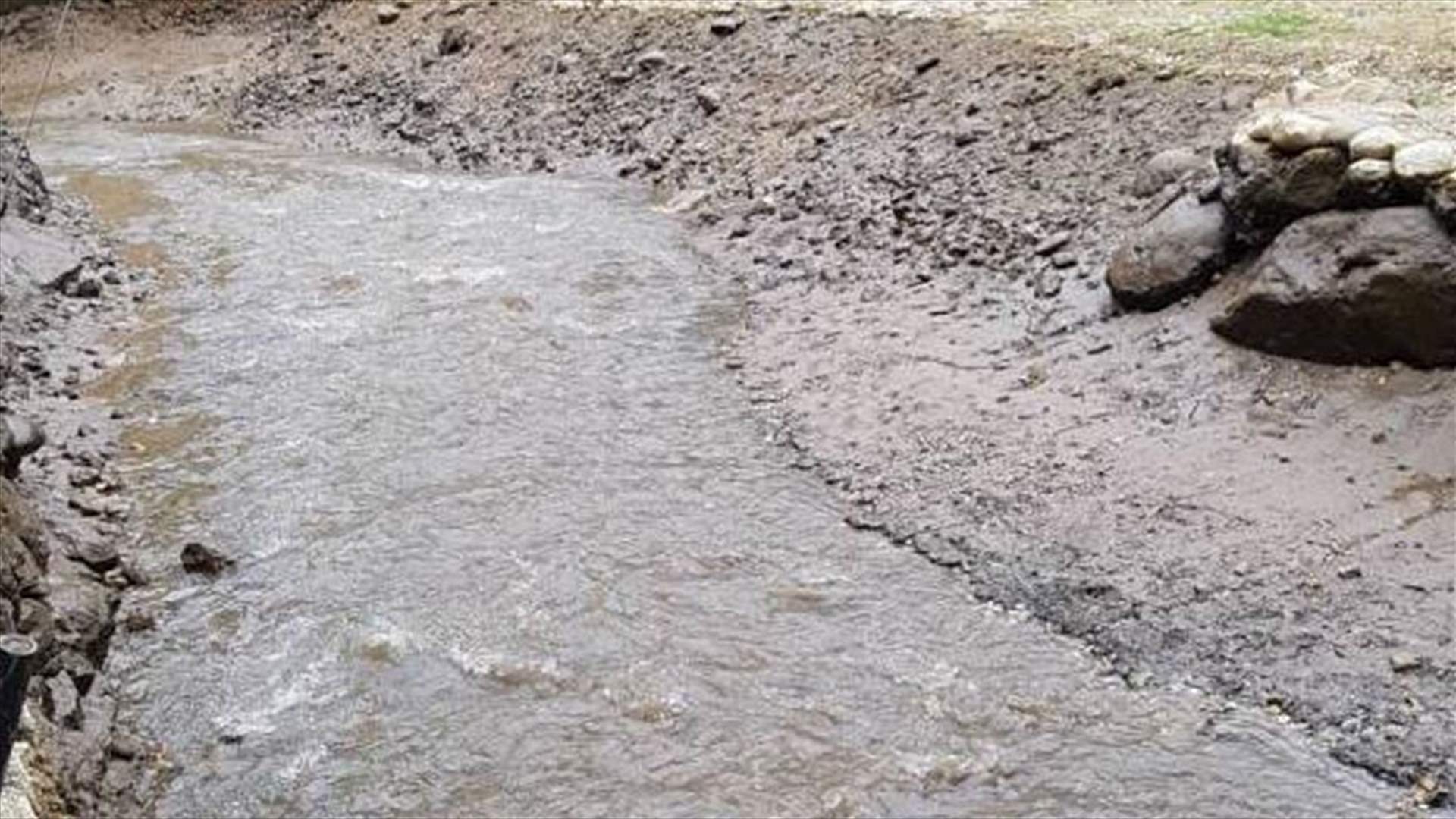 هذا النهر في لبنان تحول لونه الى اسود...