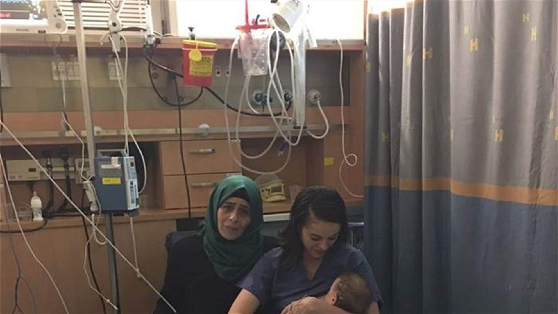 صورة أثارت ضجّة على الانترنت... ممرضة اسرائيلية ترضع طفلا فلسطينيا