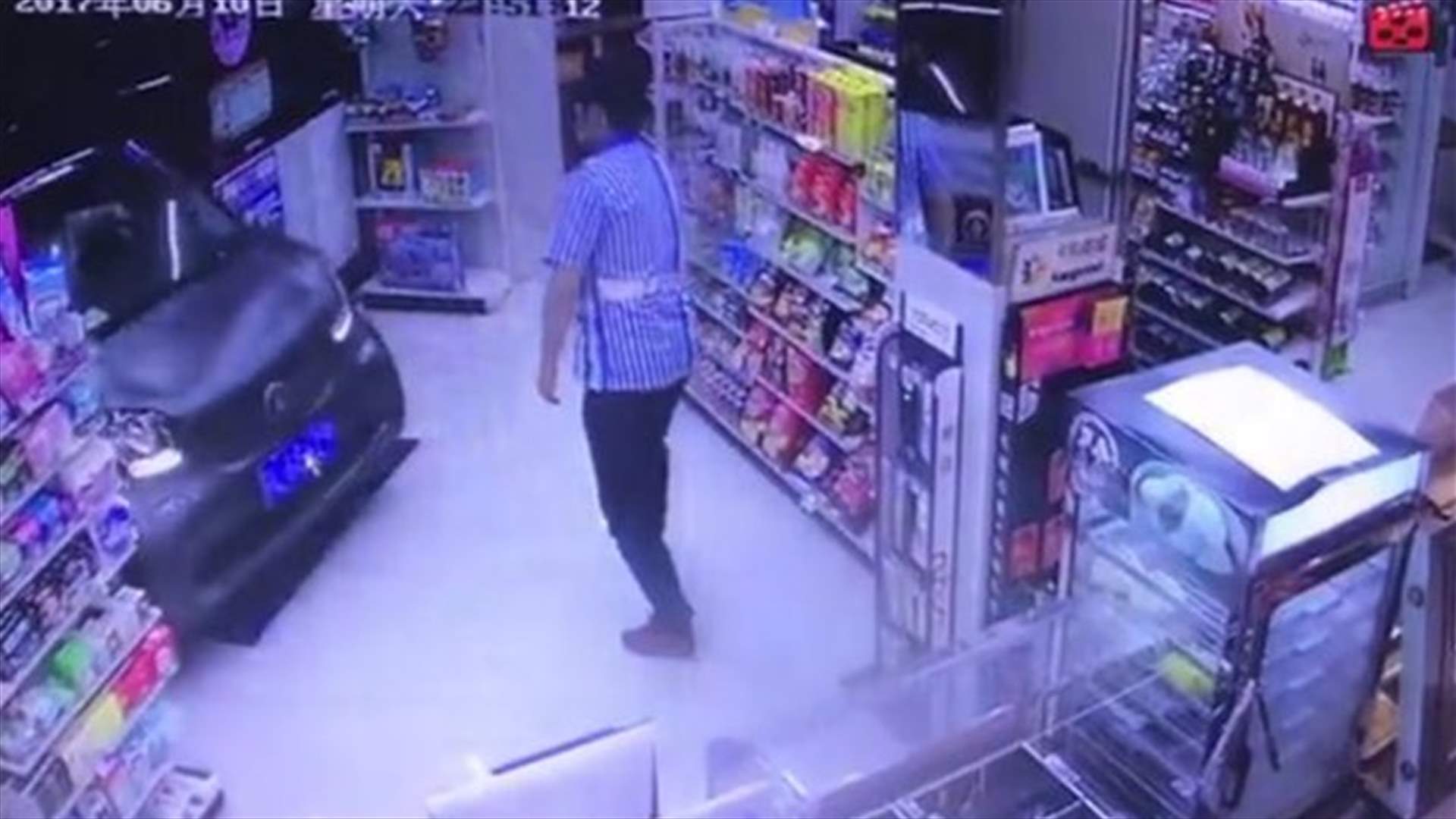 بالفيديو – اقتحم المتجر بسيارته الصغيرة لشراء البضائع... فكانت النتيجة صادمة!