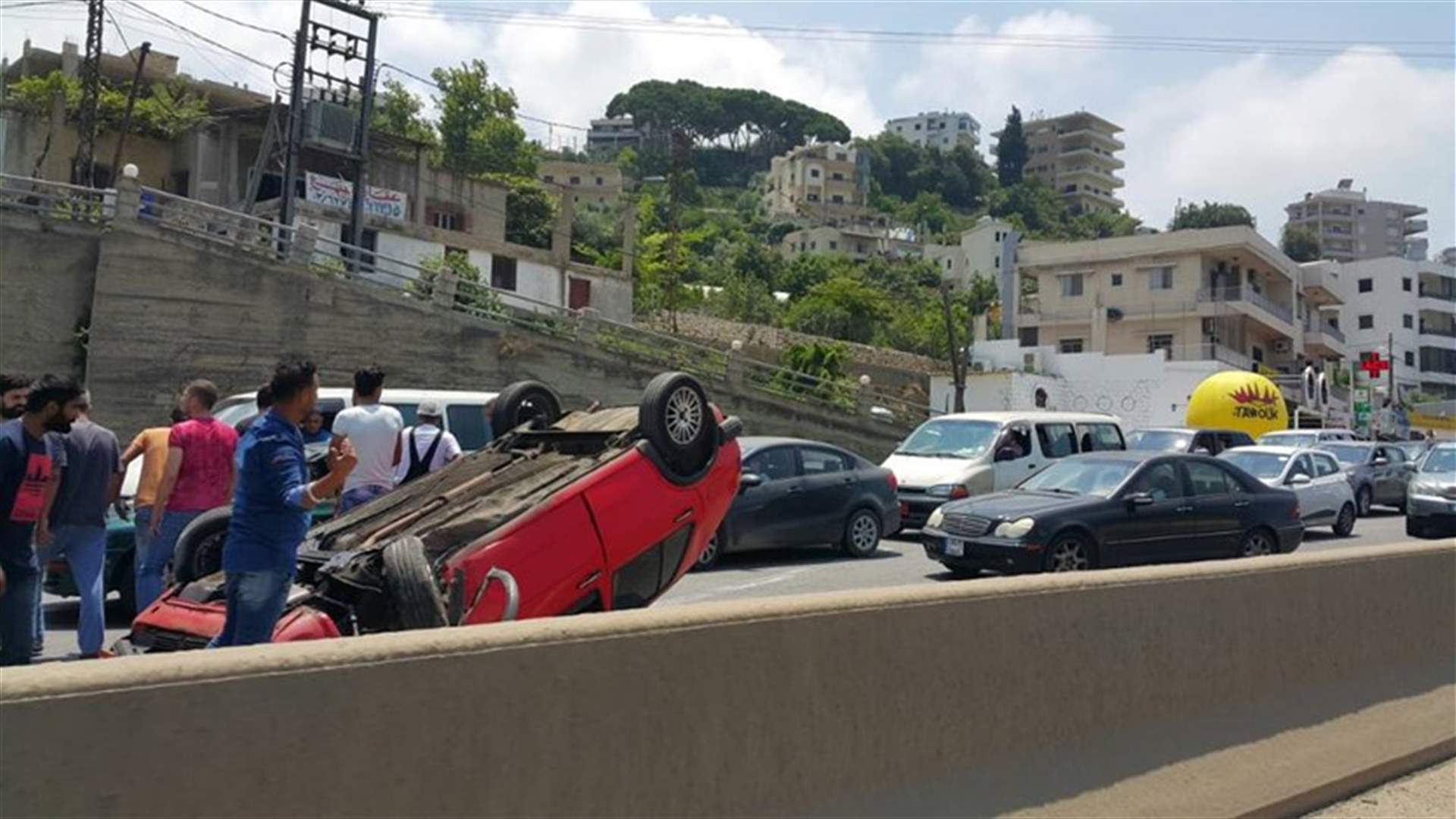 بالصور- انقلاب سيارة على اوتوستراد العقيبة باتجاه جبيل