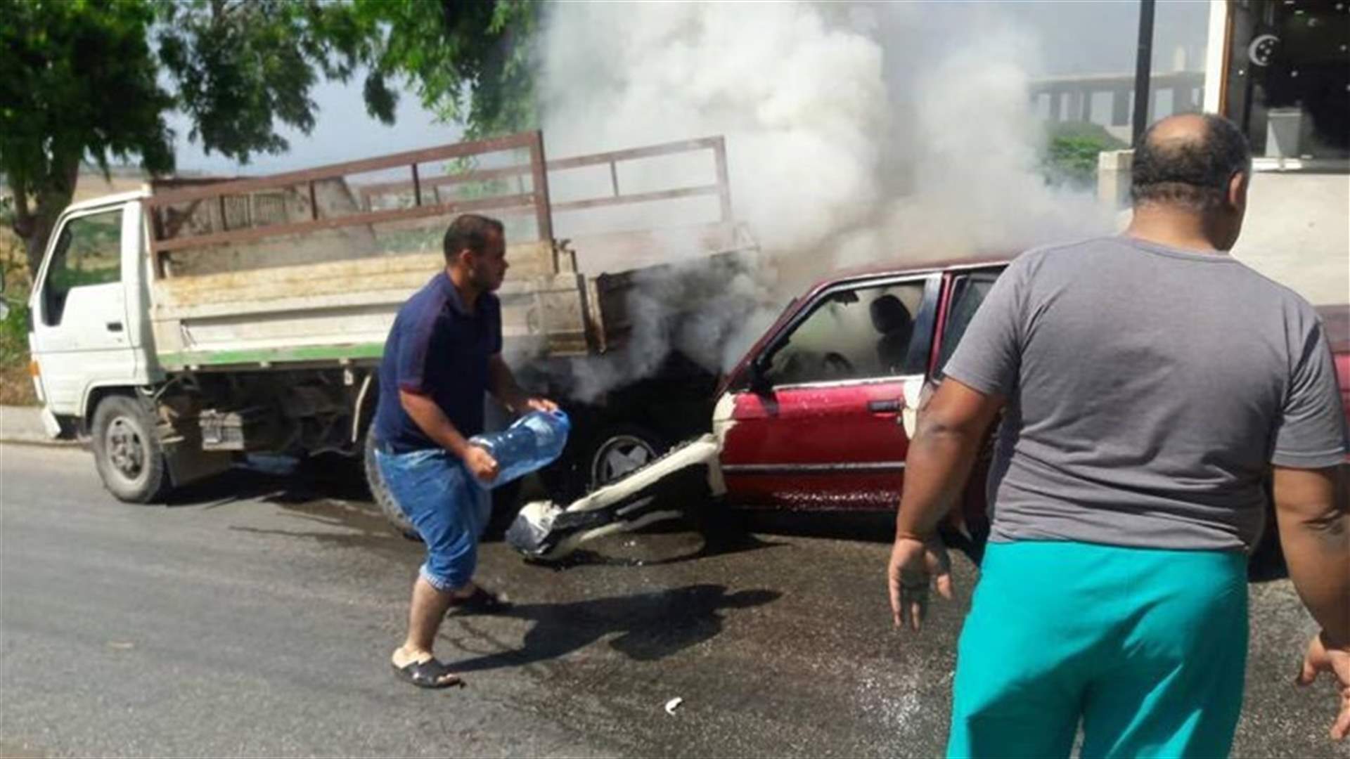 بالصور- احتراق سيارة في البيره بمن فيها...ونجاتهم بأعجوبة
