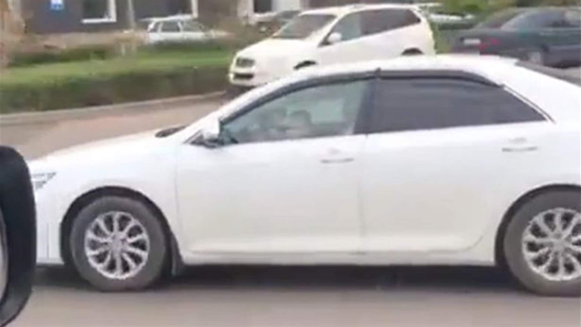 بالفيديو: طفل يقود السيارة بمفرده... وهذا ما حصل معه!