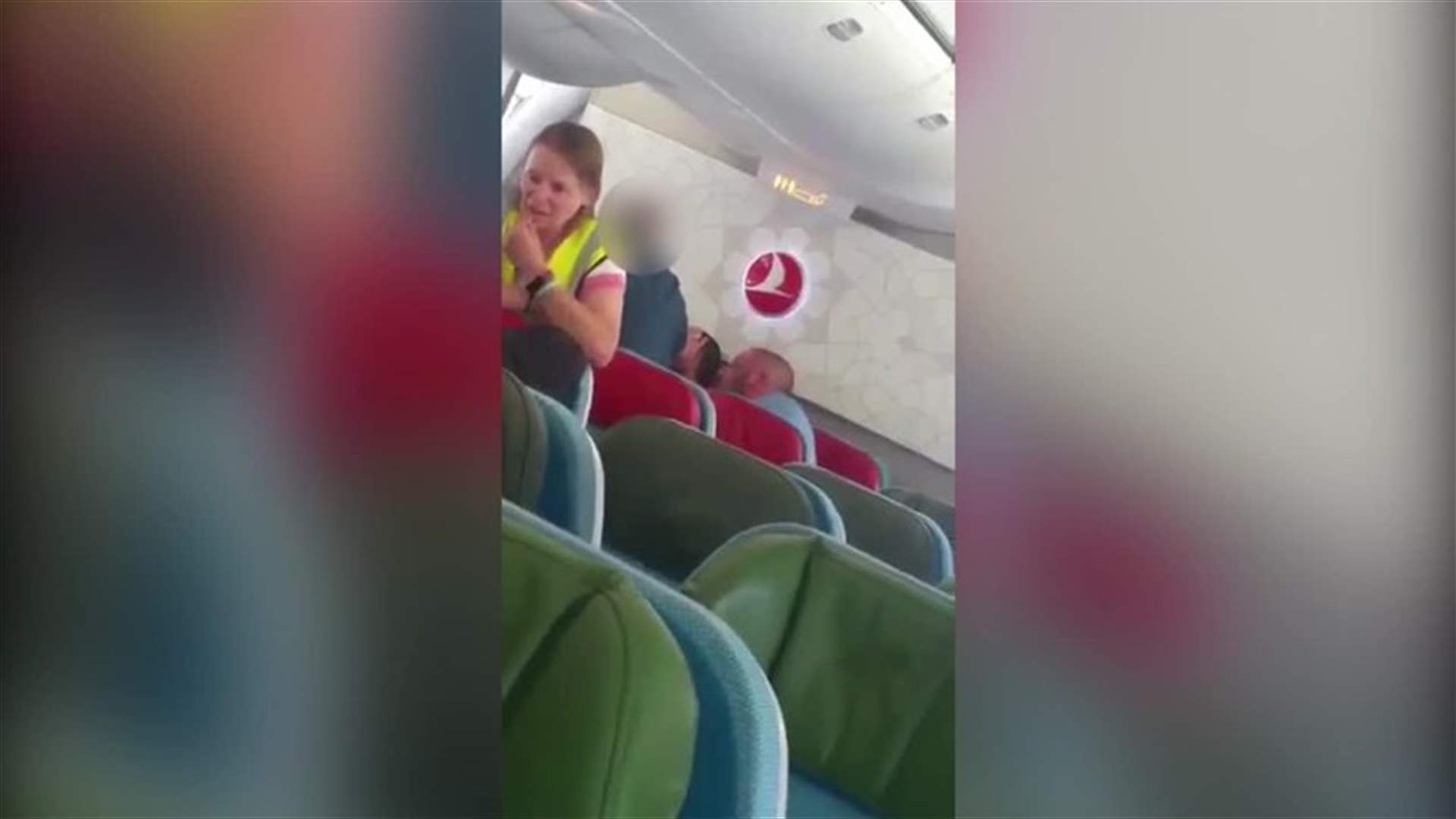 بالفيديو: مهاجر يتعرّض للتعذيب على متن الطائرة