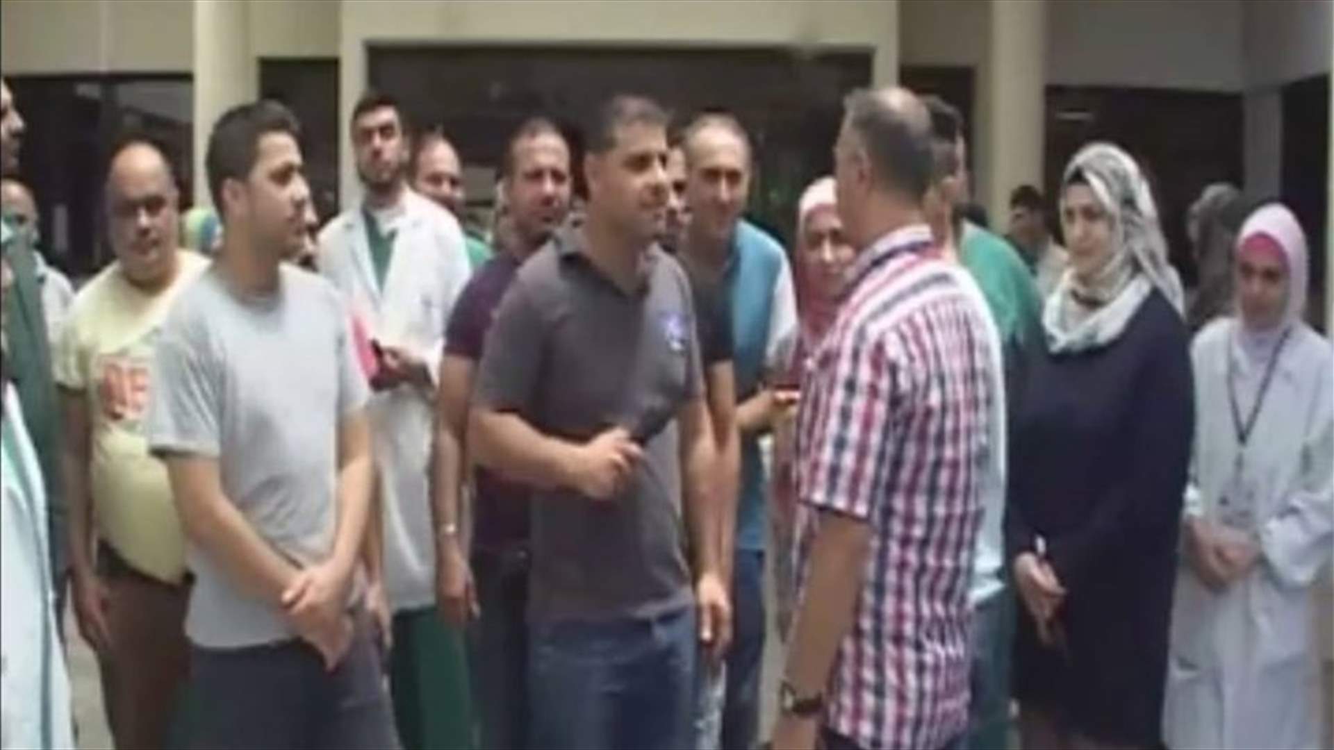 موظفو مستشفى صيدا الحكومي يحتجون