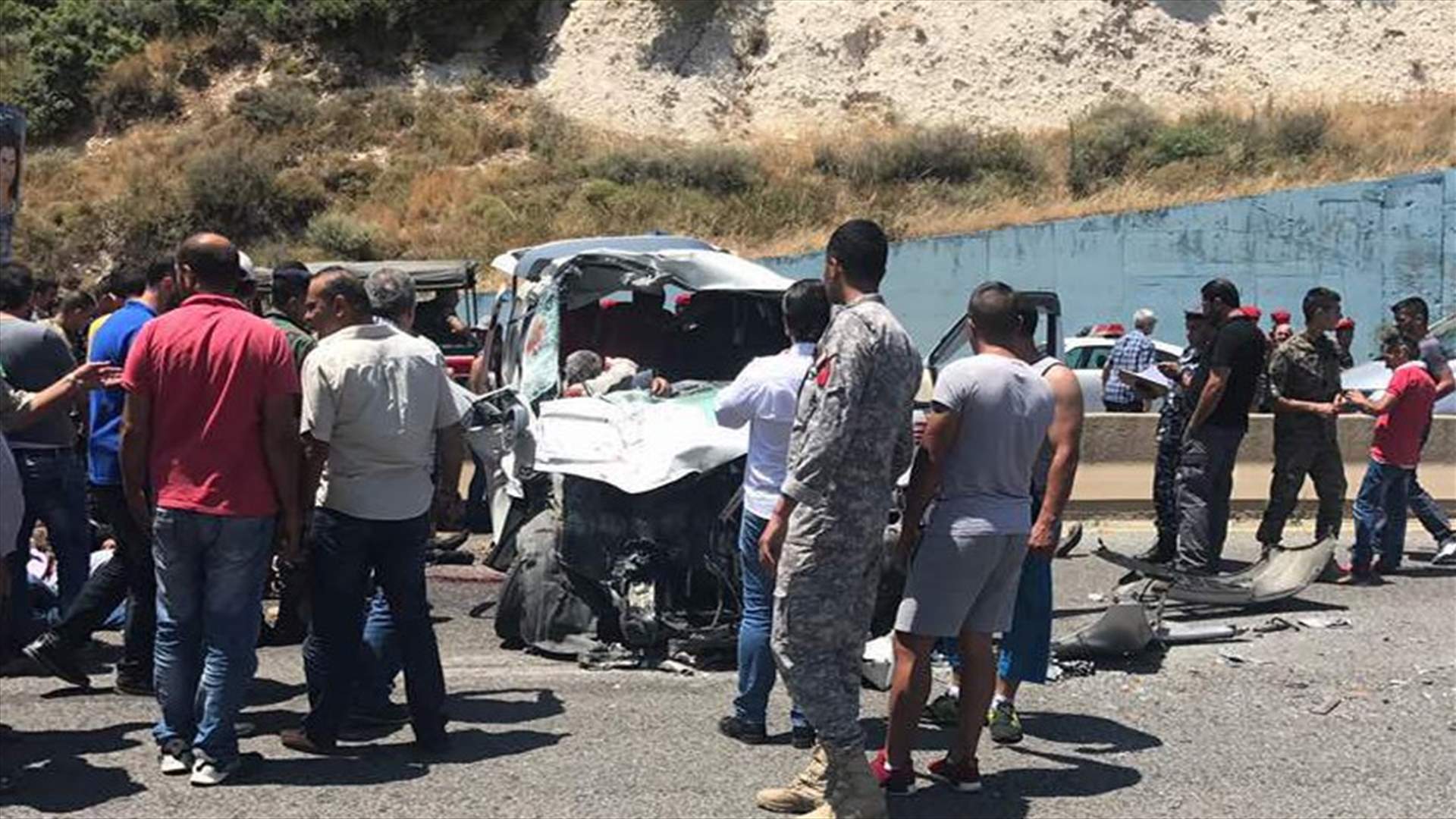 بالصور - قتلى وجرحى في حادث سير مروّع على اوتوستراد البترون
