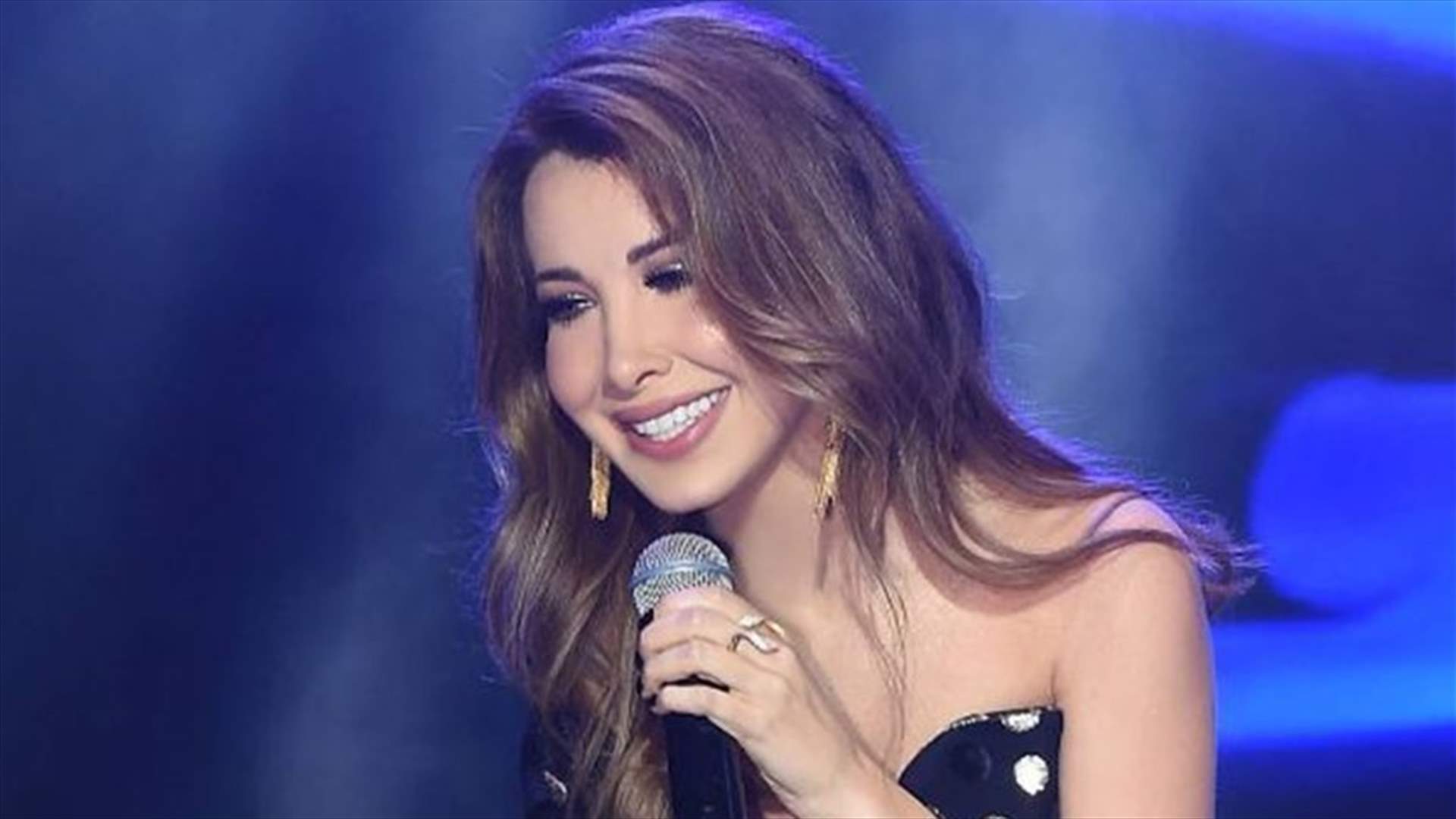 بالفيديو: طفلة تأخذ الميكروفون من نانسي عجرم.. وتُفاجئ الجمهور