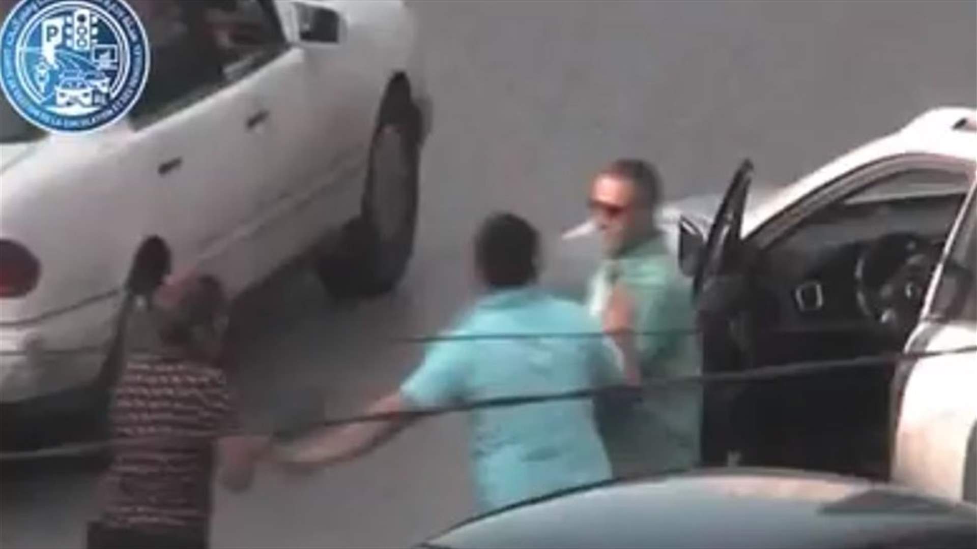 بالفيديو - ضربته بـ"عفريت السيارة" في وسط الطريق