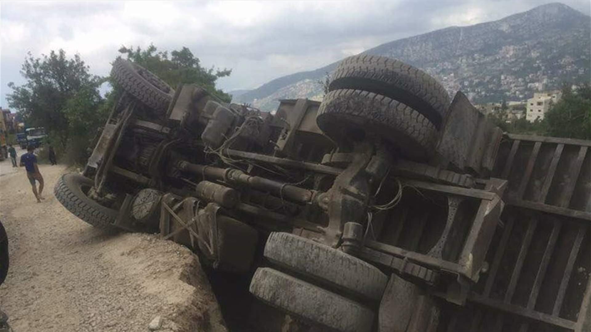 بالصورة - إنقلاب شاحنة في جرد مربين