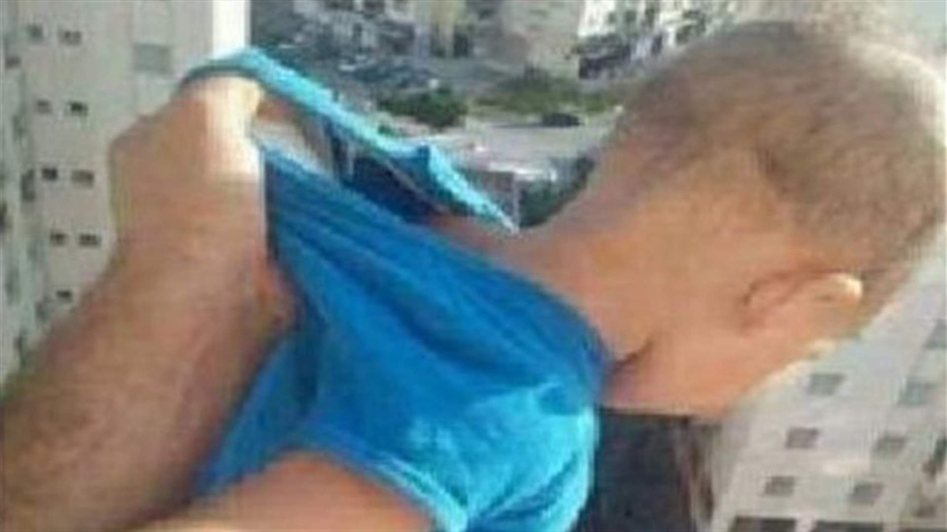 صور تجتاح الإنترنت... خاطر بحياة ابنه لينال 1000 إعجاب على فيسبوك!