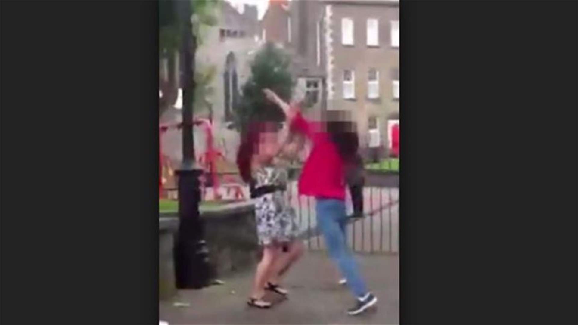 بالفيديو: عراك عنيف بين سيدتين في حديقة للأطفال... كيف انتهى؟