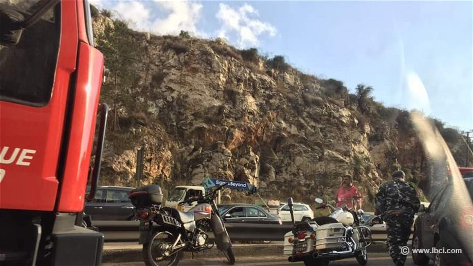 بالصور - انقلاب سيارة من المسلك الشرقي الى الغربي على أوتوستراد الكازينو وزحمة سير بالاتجاهين