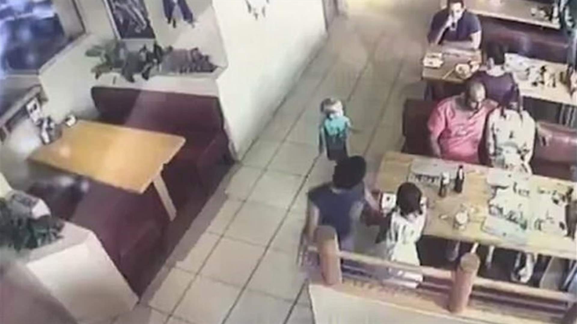 بالفيديو- هكذا حاول اختطاف طفل في المطعم... على بعد أمتار من والديه!