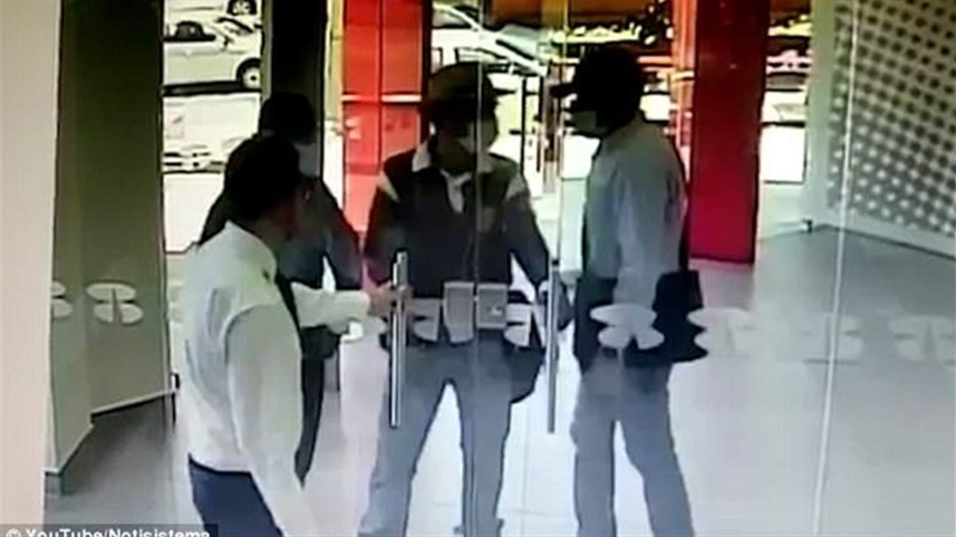 بالفيديو – شاهدوا كيف أحبط هذا الحارس عملية سطو على مصرف بحركةٍ واحدة!