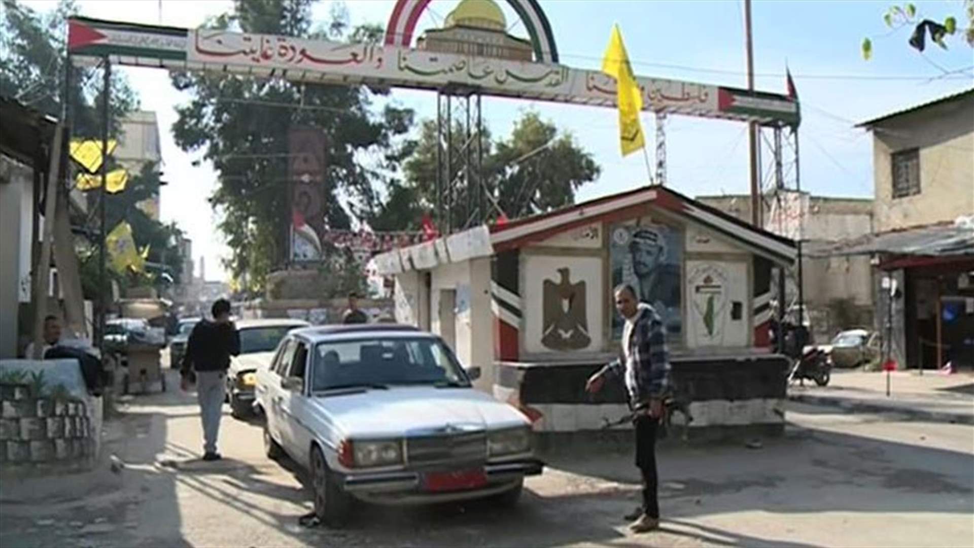 جريح بطعنة سكين في اشكال داخل عين الحلوة