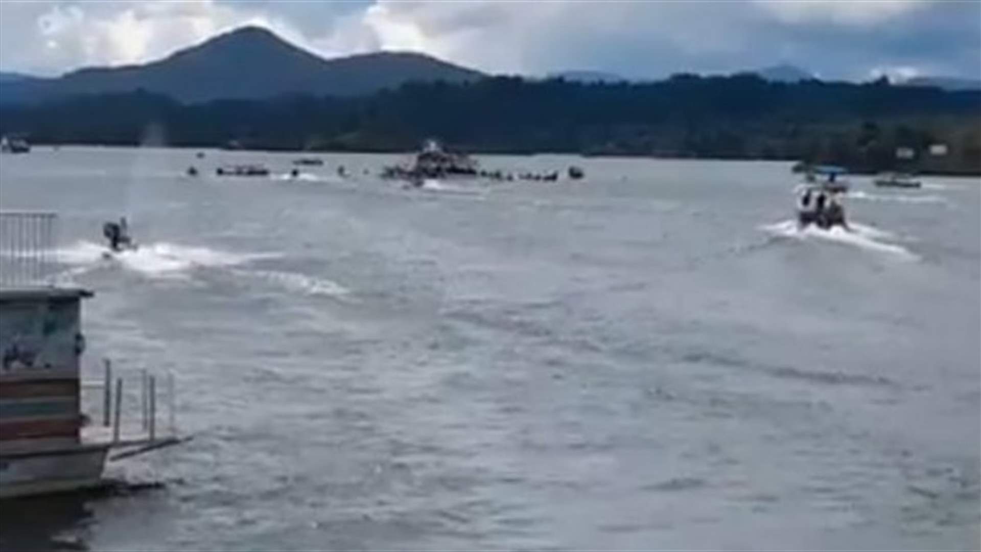 بالفيديو- لحظة غرق قارب على متنه نحو 150 سائحا في كولومبيا