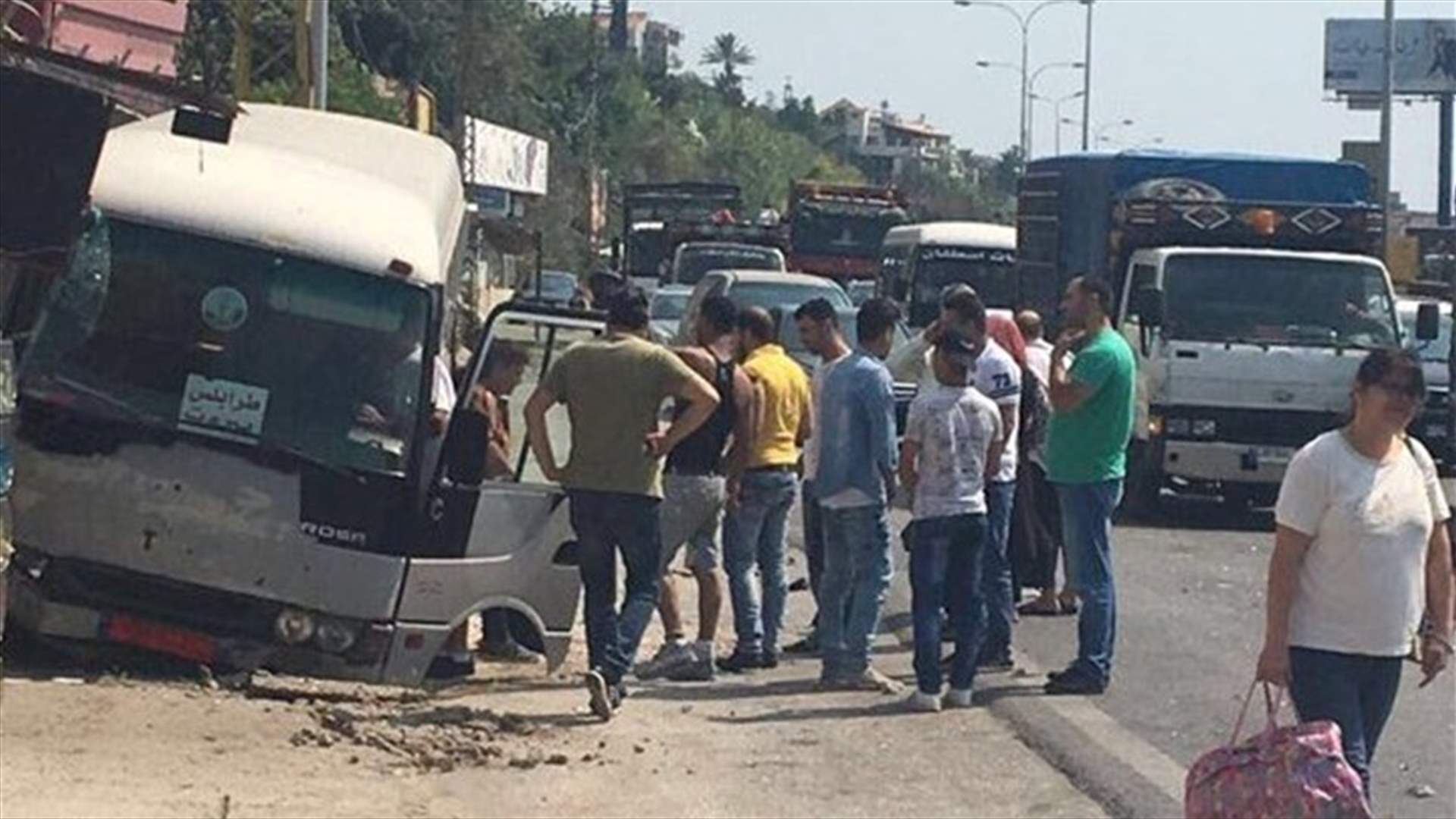 بالصور - حادث سير بين حافلة لنقل الركاب وبيك اب على اوتوستراد الصفرا باتجاه جبيل
