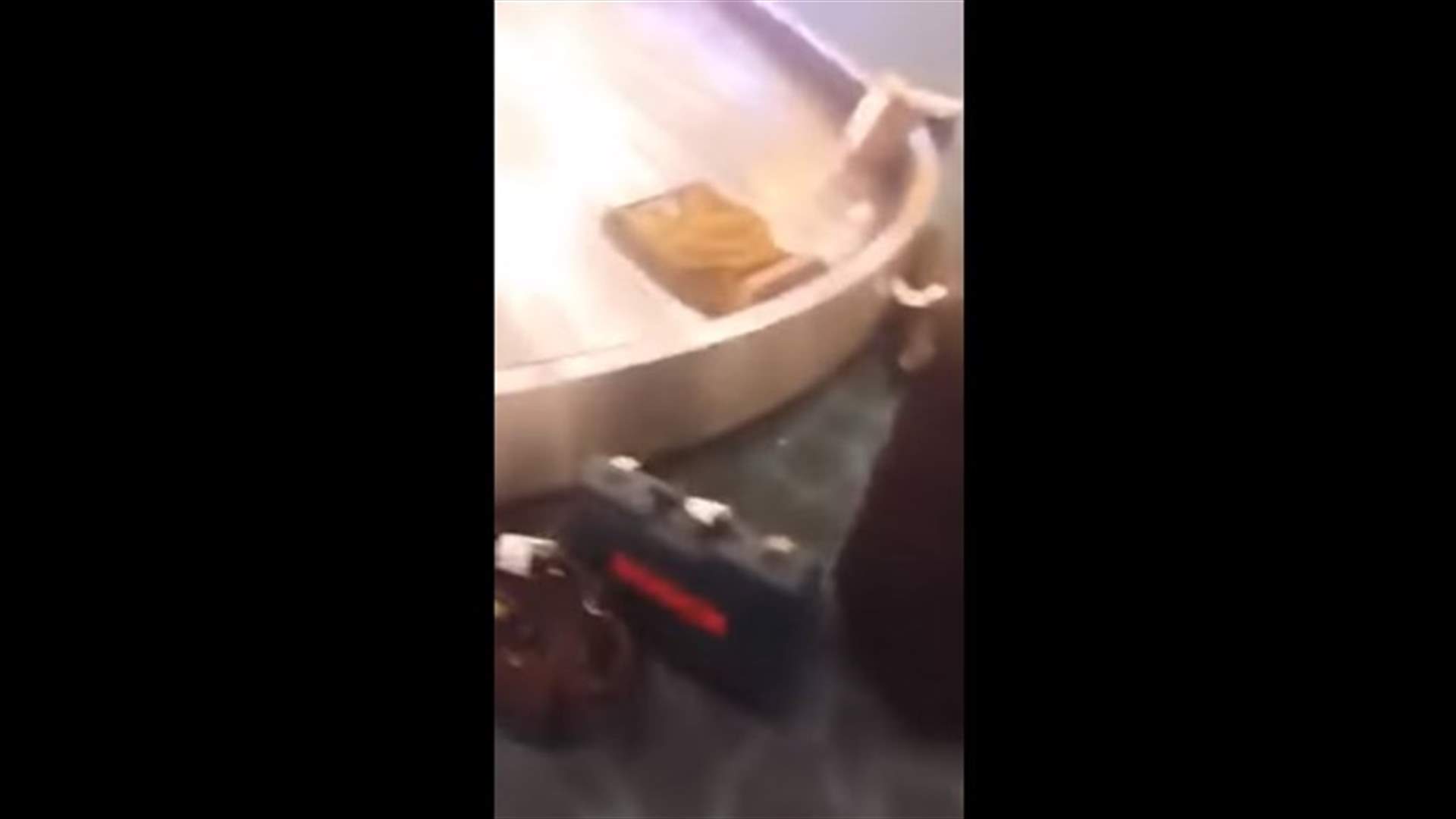 بالفيديو- مسافرون أصيبوا بالصدمة... على ماذا عثروا بين حقائبهم؟