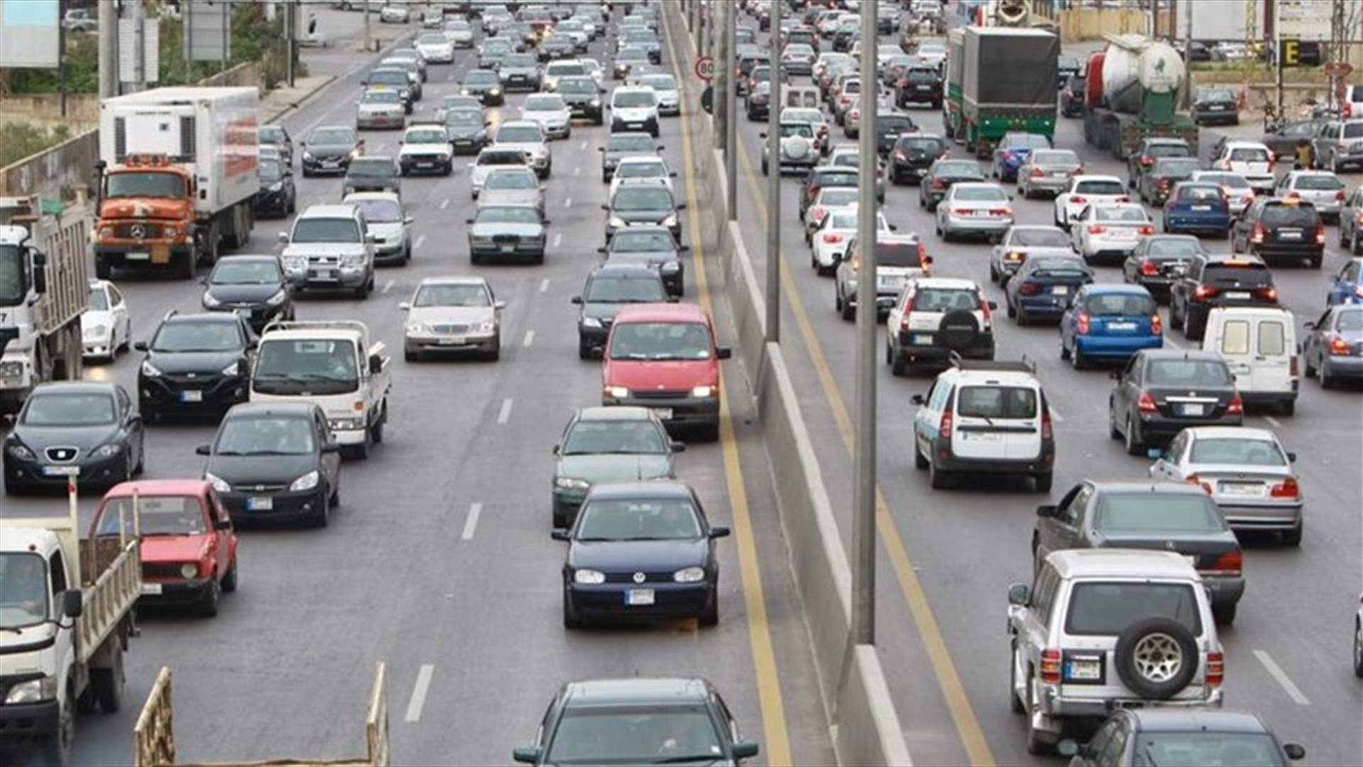 بالصورة- طفلتان في صندوق على اوتوستراد الذوق