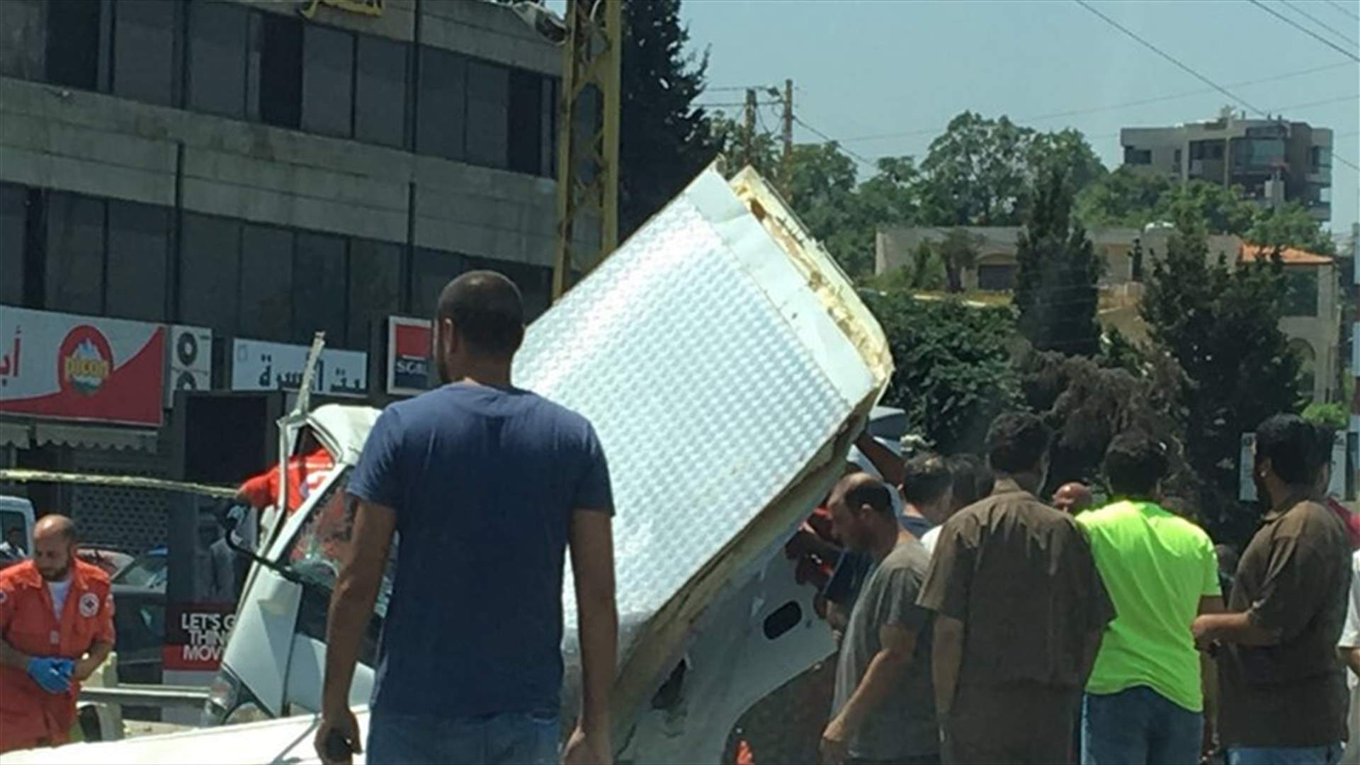بالصورة - شاحنة تجتاح محلاً للخضار...وسقوط قتيل