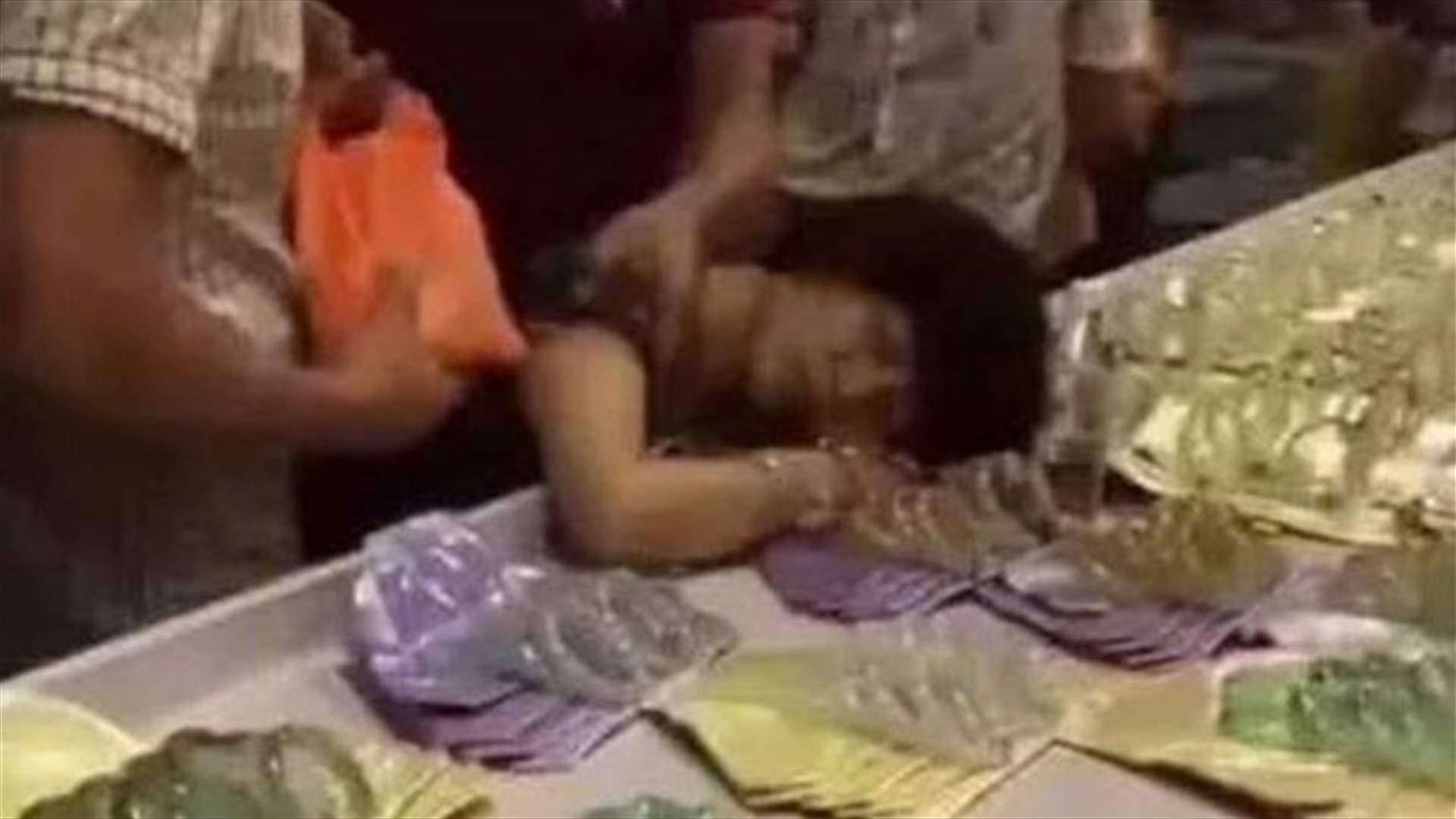 بالصور- أغمي عليها داخل المتجر بعدما اكتشفت ثمن السوار الذي كسرته
