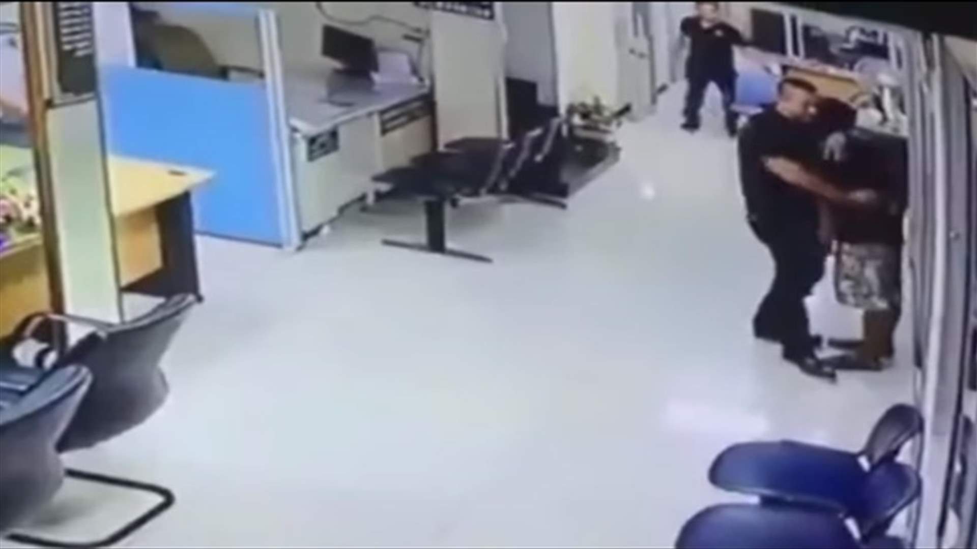 بالفيديو – حاول قتله بالسكين... ردّ فعل الشرطي الذكي أنقذ حياته!