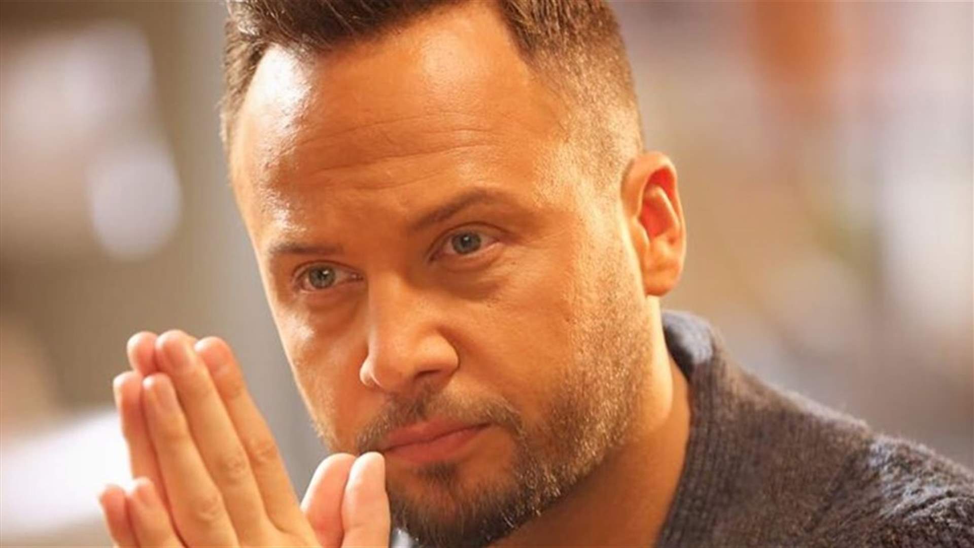 بالصورة: مكسيم خليل مع زوجته في حفل تخرج ابنهما... لن تصدقوا الشبه!