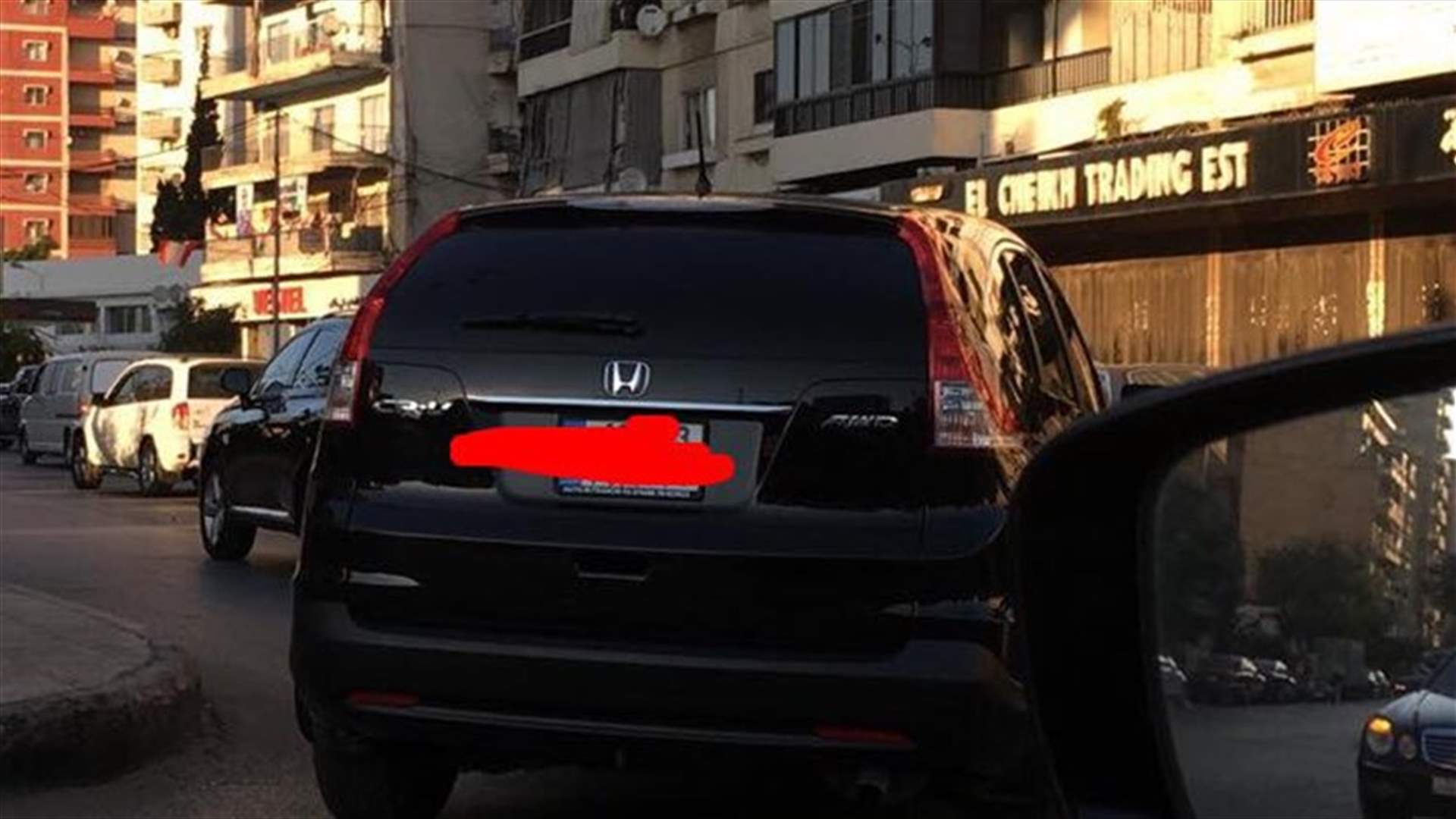 اوقفوا سيارته وأهانوه بحجة أنهم..."موكب عسكري"