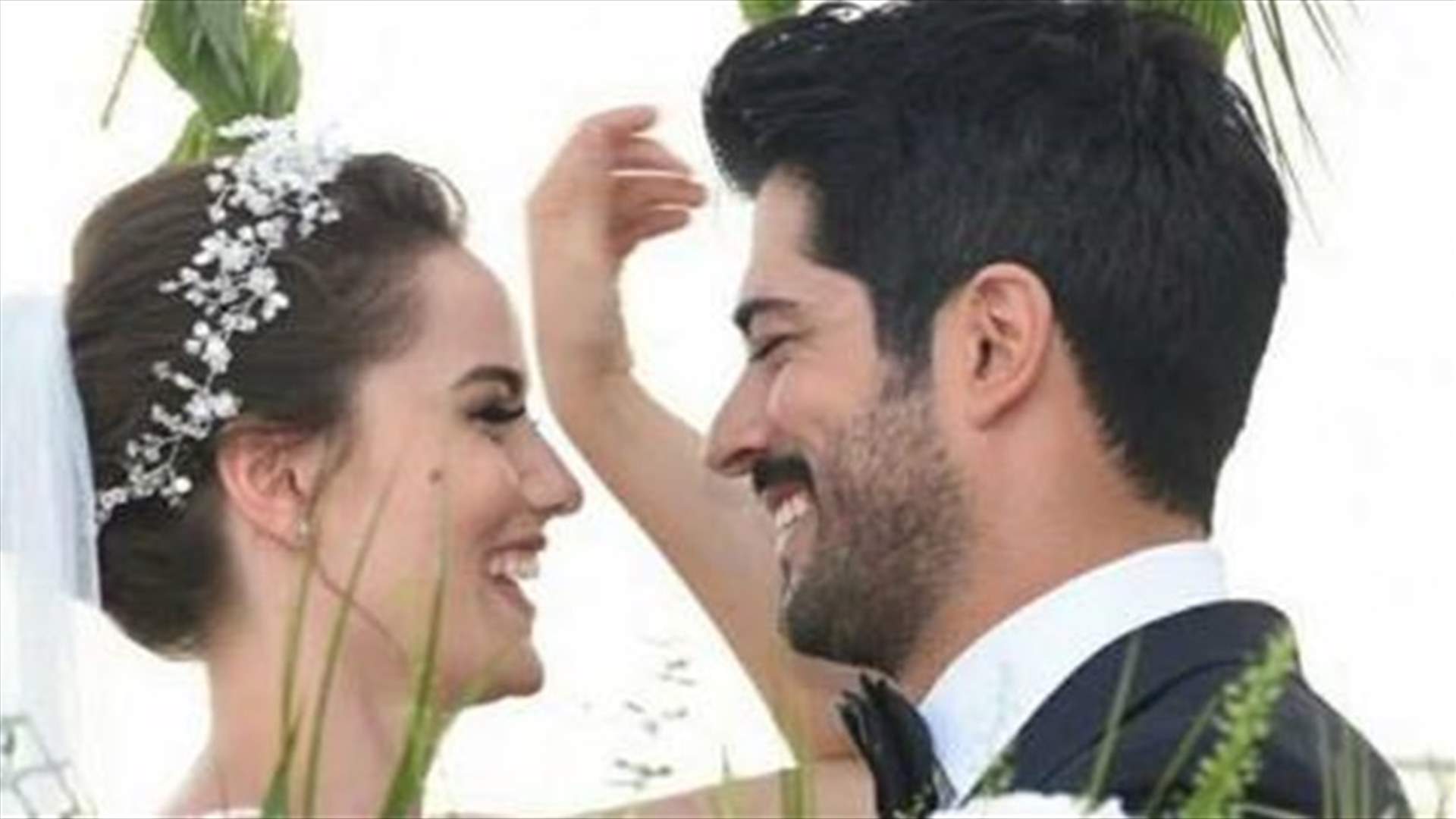 بالصور والفيديو - من بطاقة الدعوة إلى ملابس النوم... هذه هي تفاصيل زفاف بوراك وفهرية!