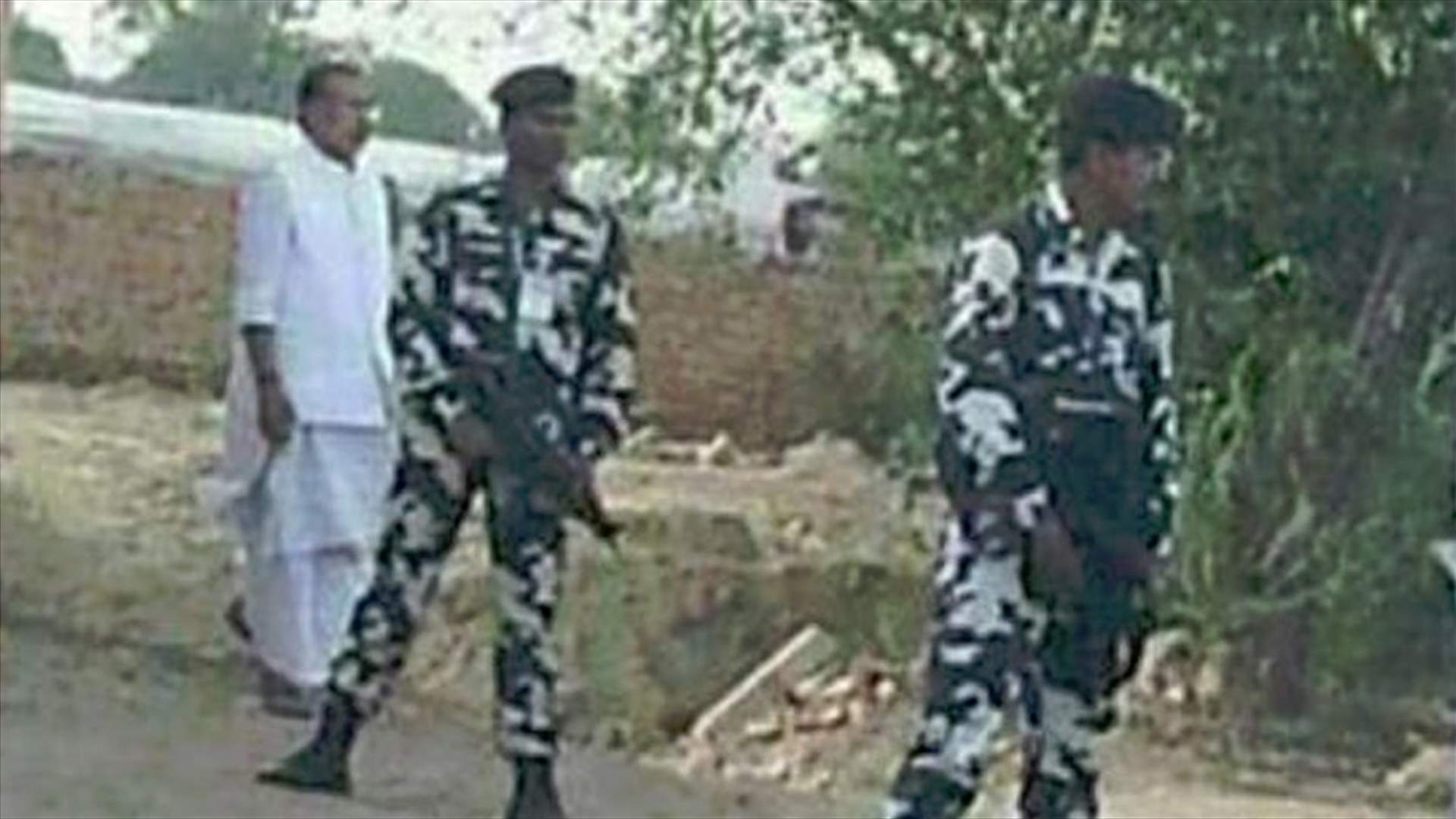 بالصورة- وزير يتبول في الشارع