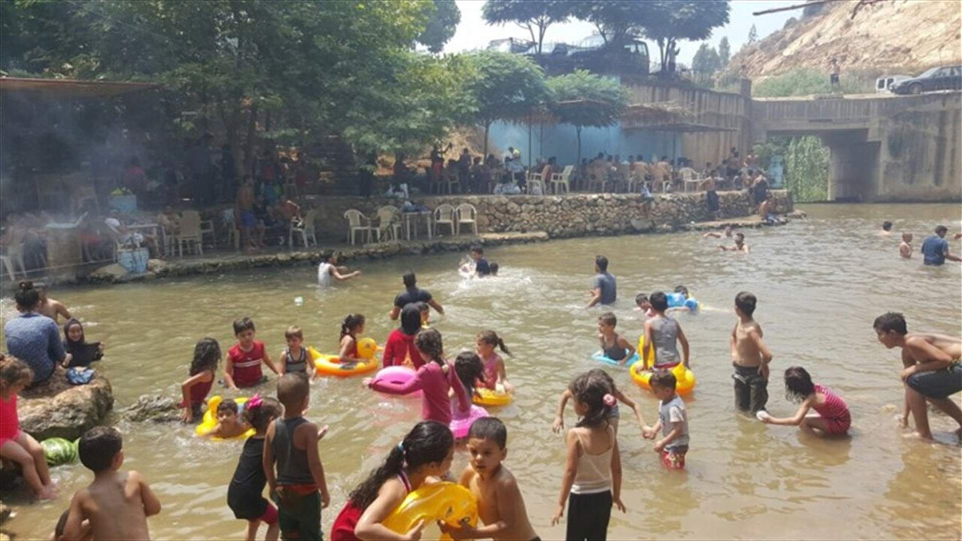 موجة الحر تدفع أهالي عكار إلى ضفاف الأنهر والجبال
