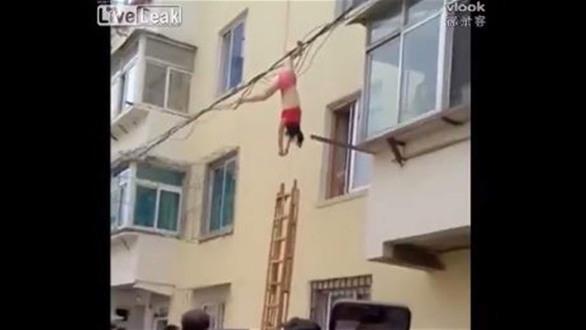 بالفيديو - قفزت من النافذة شبه عارية هرباً من زوجة عشيقها!