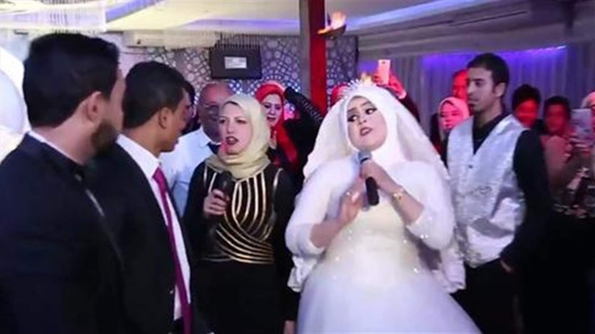 بالفيديو - عروسان مصريان يتشاجران في حفل زفافهما أمام الجميع!
