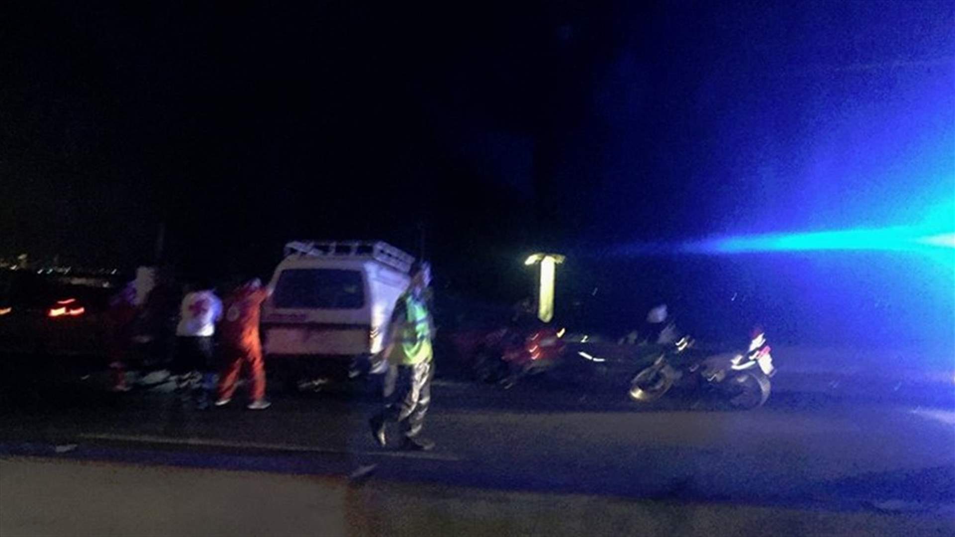 بالصورة- جريح نتيجة تصادم بين مركبتين على اوتوستراد الضبية باتجاه انطلياس وزحمة سير في المحلة