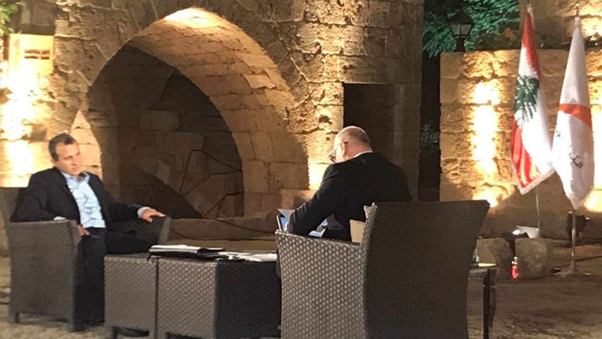 بالصورة- باسيل يقدم لمارسيل غانم كتاب رفع السرية المصرفية عن حساباته كافة في لبنان والخارج