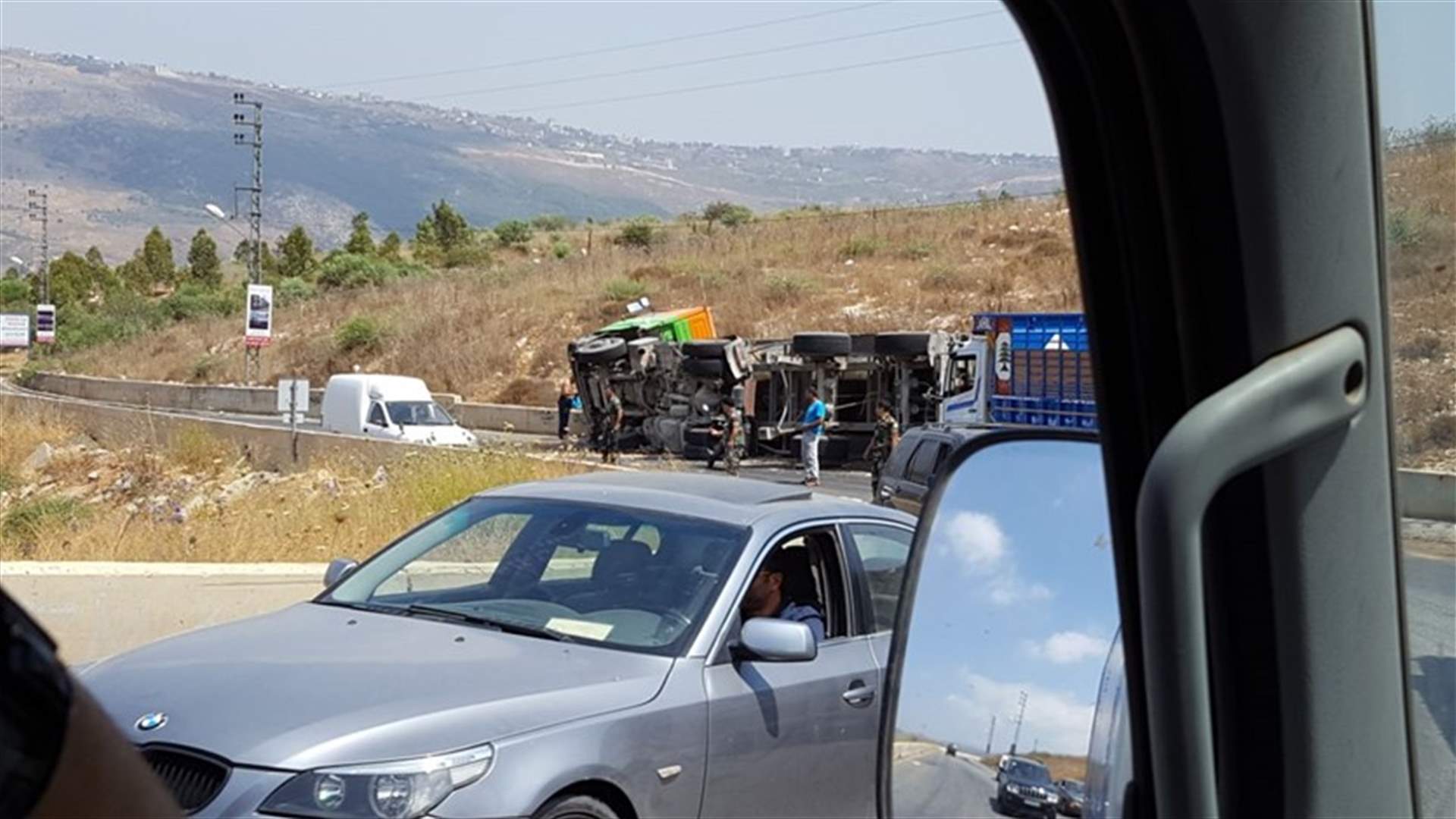 انقلاب شاحنة على طريق كفرتبنيت الخردلي