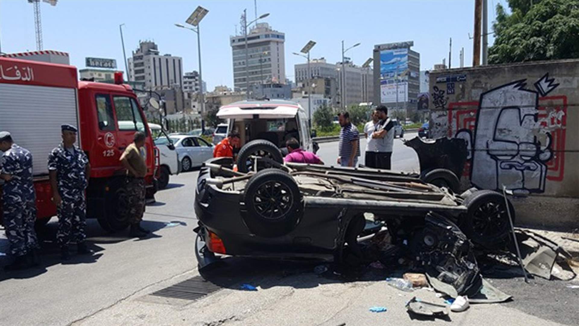 بالصورة - إنقلاب سيارة على اوتوستراد الكرنتينا