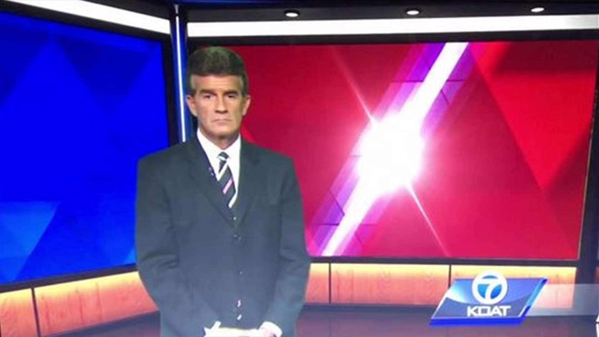 بالفيديو- مُقدّم أخبار ينفجر غضباً مباشرة على الهواء... ويجتاح الإنترنت!