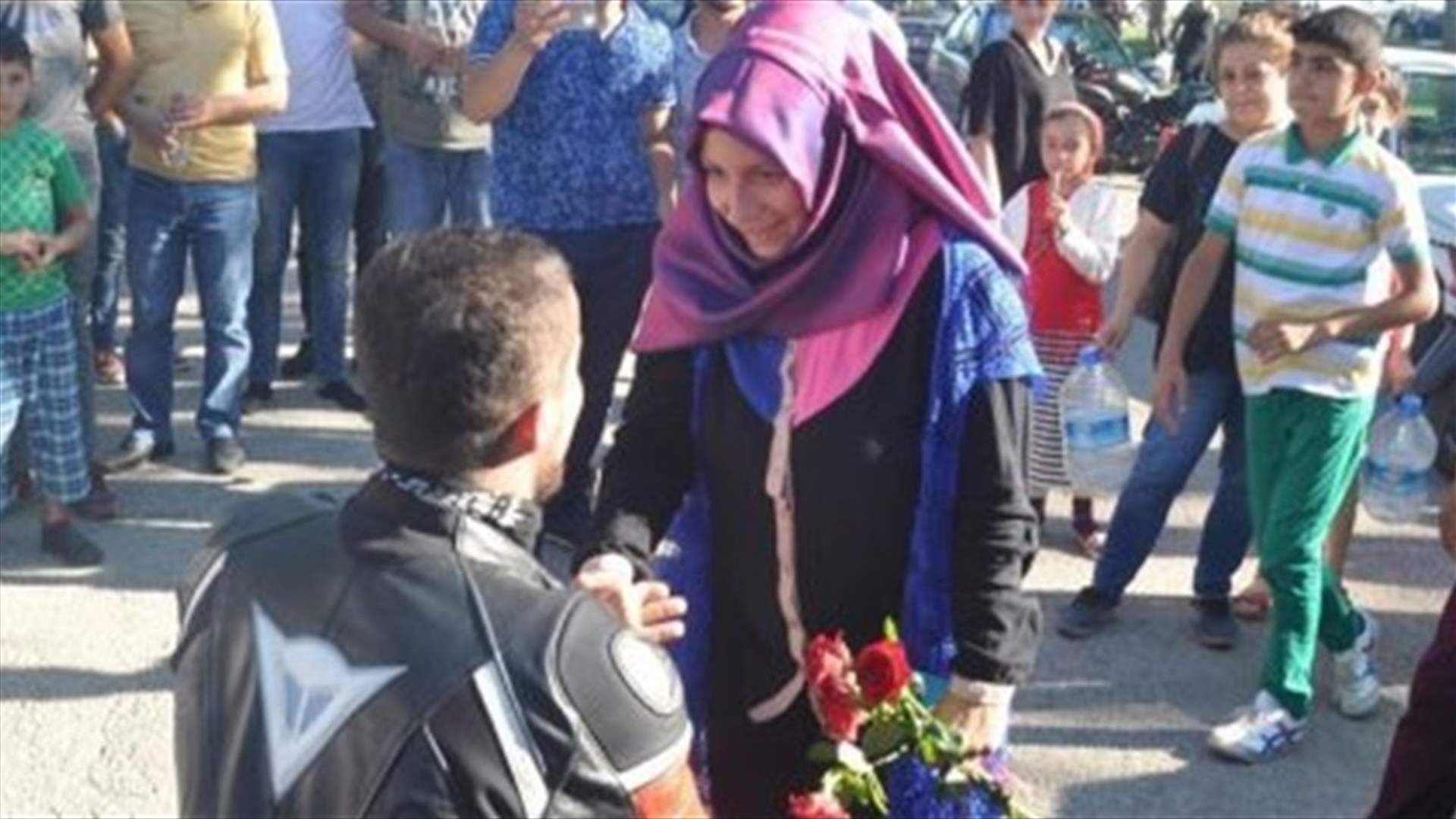 عرض الزواج على طليقته بمشاركة 20 دراجة نارية... ردّ فعلها صدم الجميع!