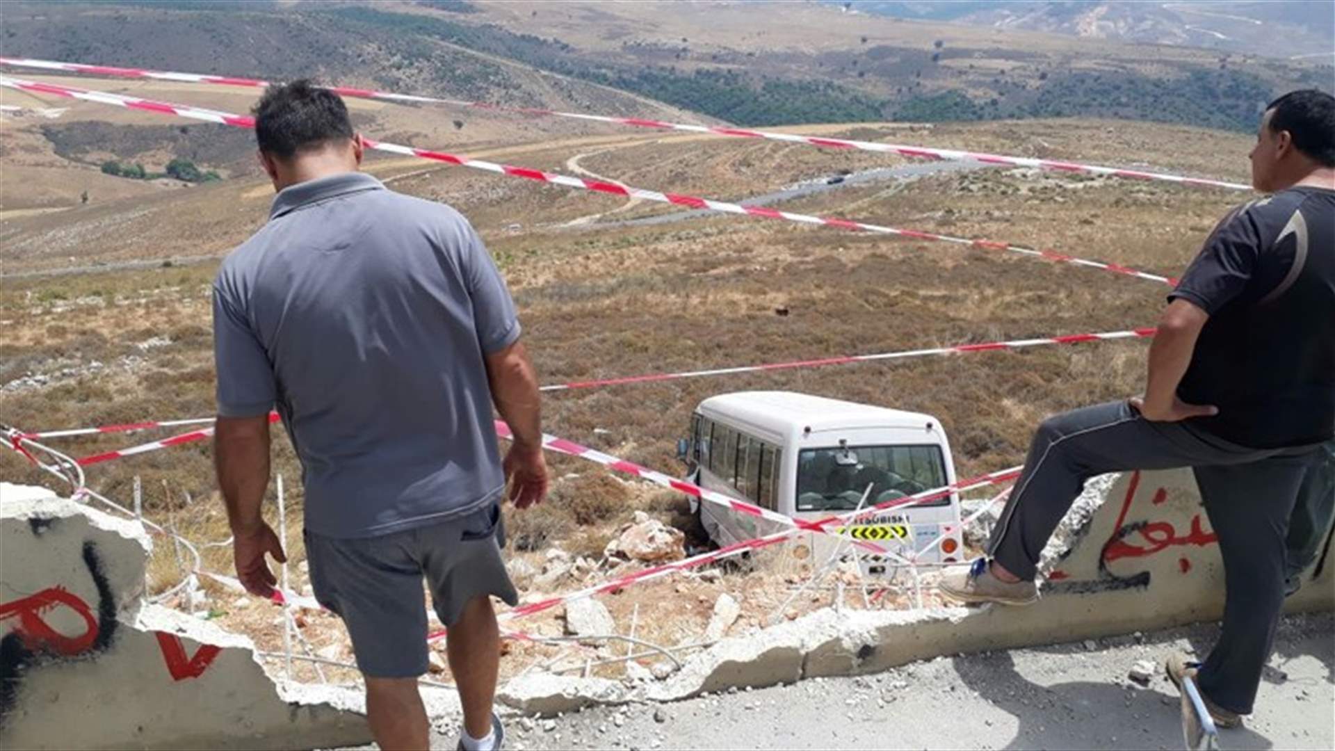 بالصور - جرح 16 طالبا بانقلاب باص يقلهم الى مرجعيون في رحلة سياحية