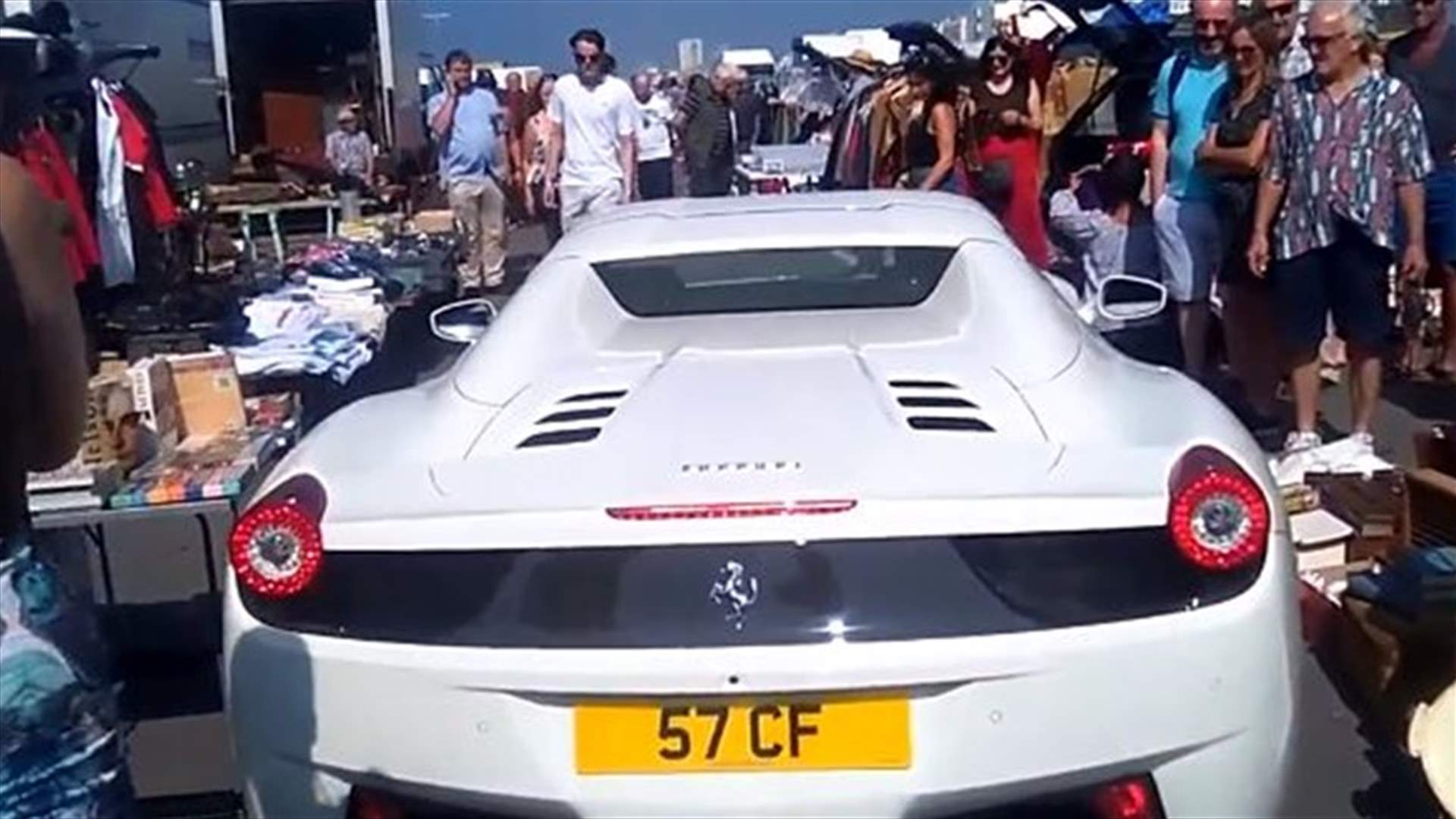 بالفيديو- سائق فيراري تعلّم درساً لن ينساه بعدما ركن سيارته في المكان الخطأ!