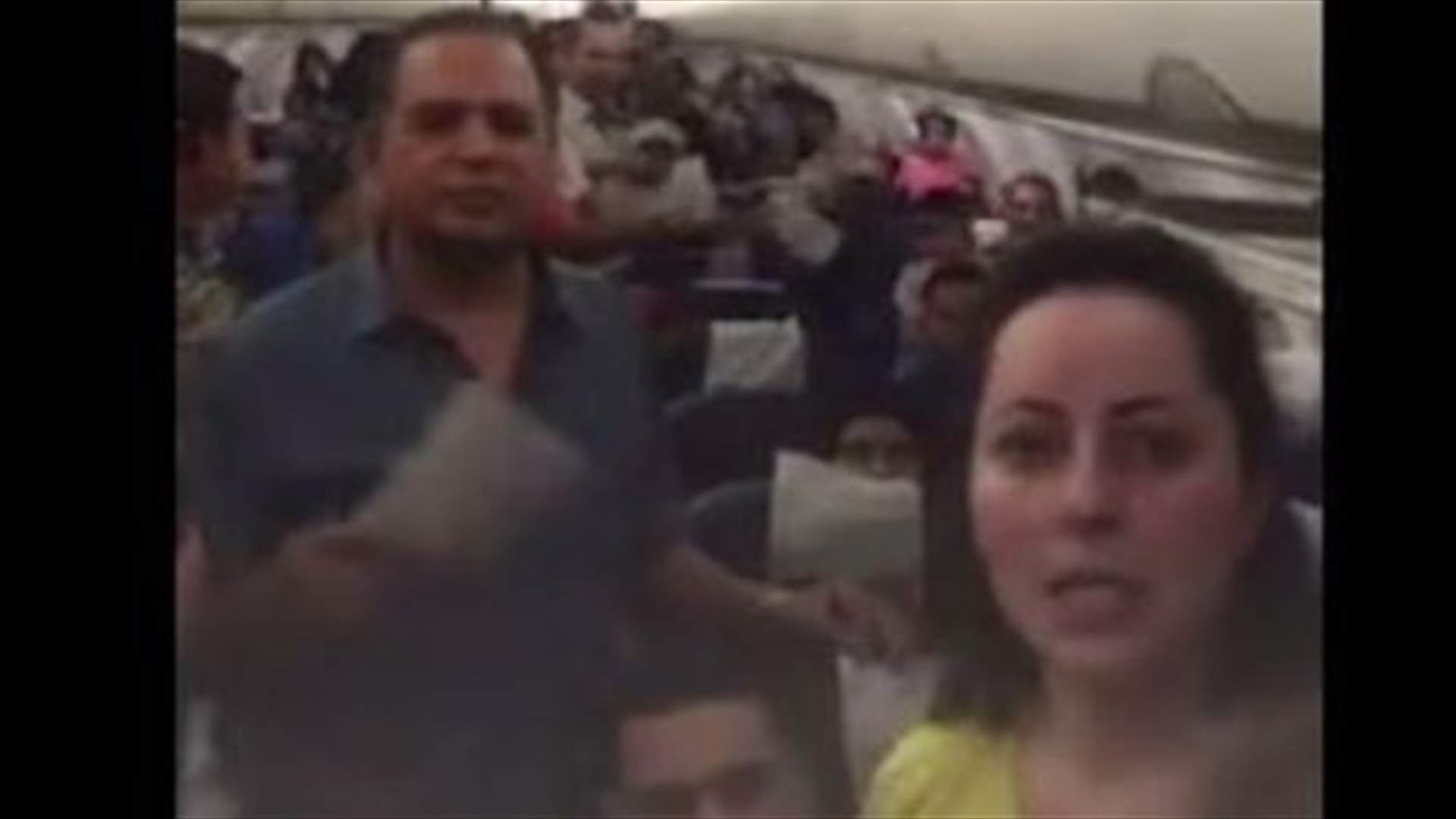 بالفيديو - مشادات بين الركاب وقائد الطائرة... ما سبب البلبلة على متن طائرة مصرية؟