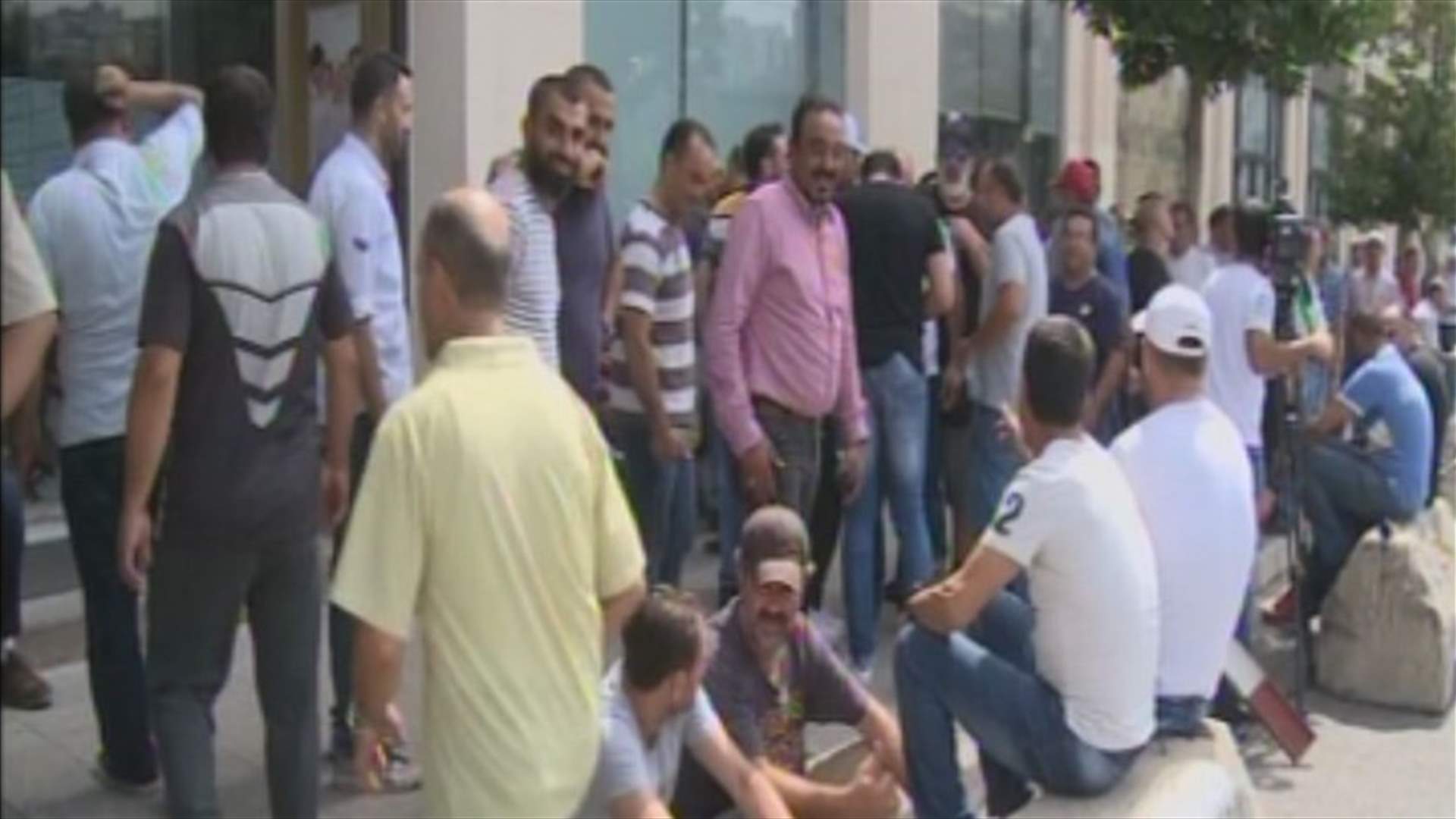 اعتصام لعمال وجباة الإكراء في مؤسسة كهرباء لبنان