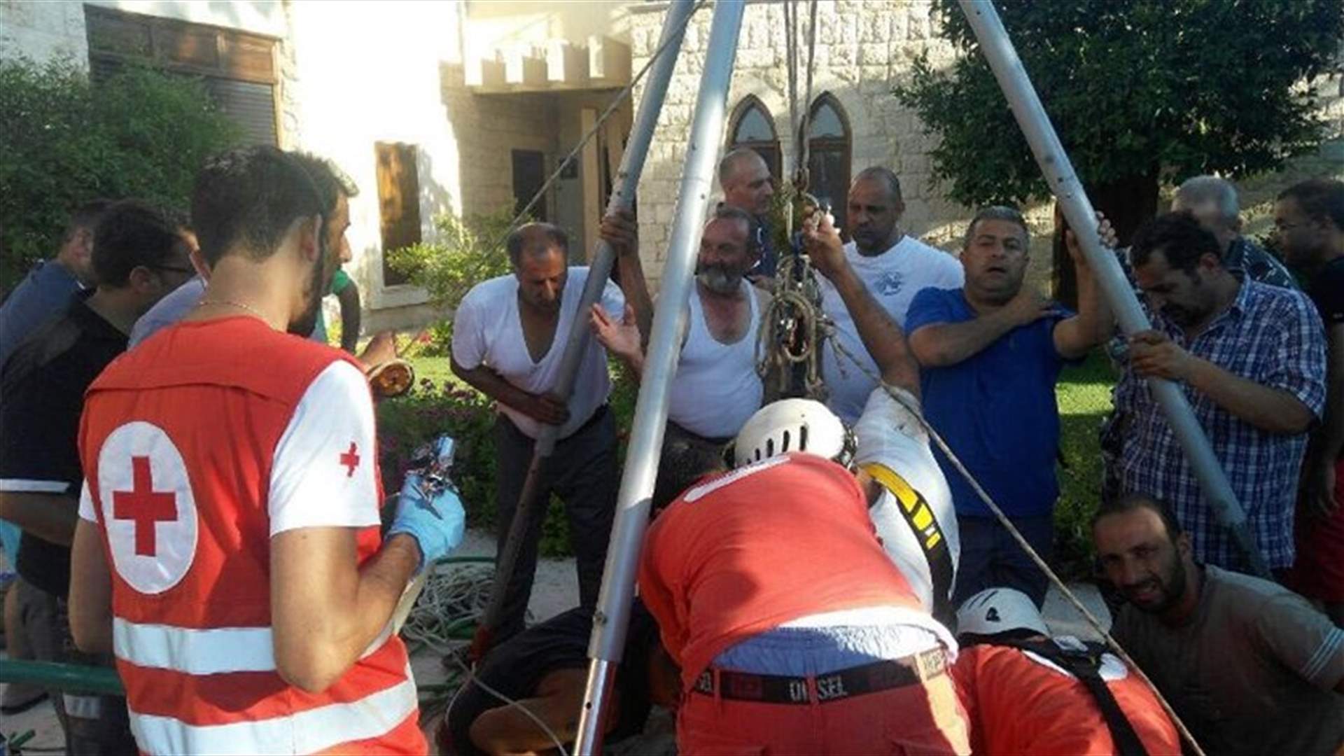 بالصورة - بعدما سقط في بئر في أميون...الصليب الاحمر انقذه