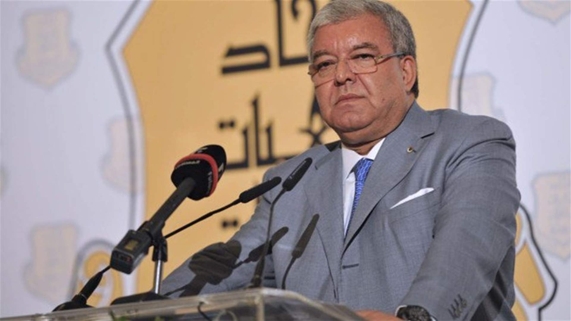 المشنوق يحذّر رؤساء بلديات في جبل لبنان...وهذا ما قاله للمحافظ
