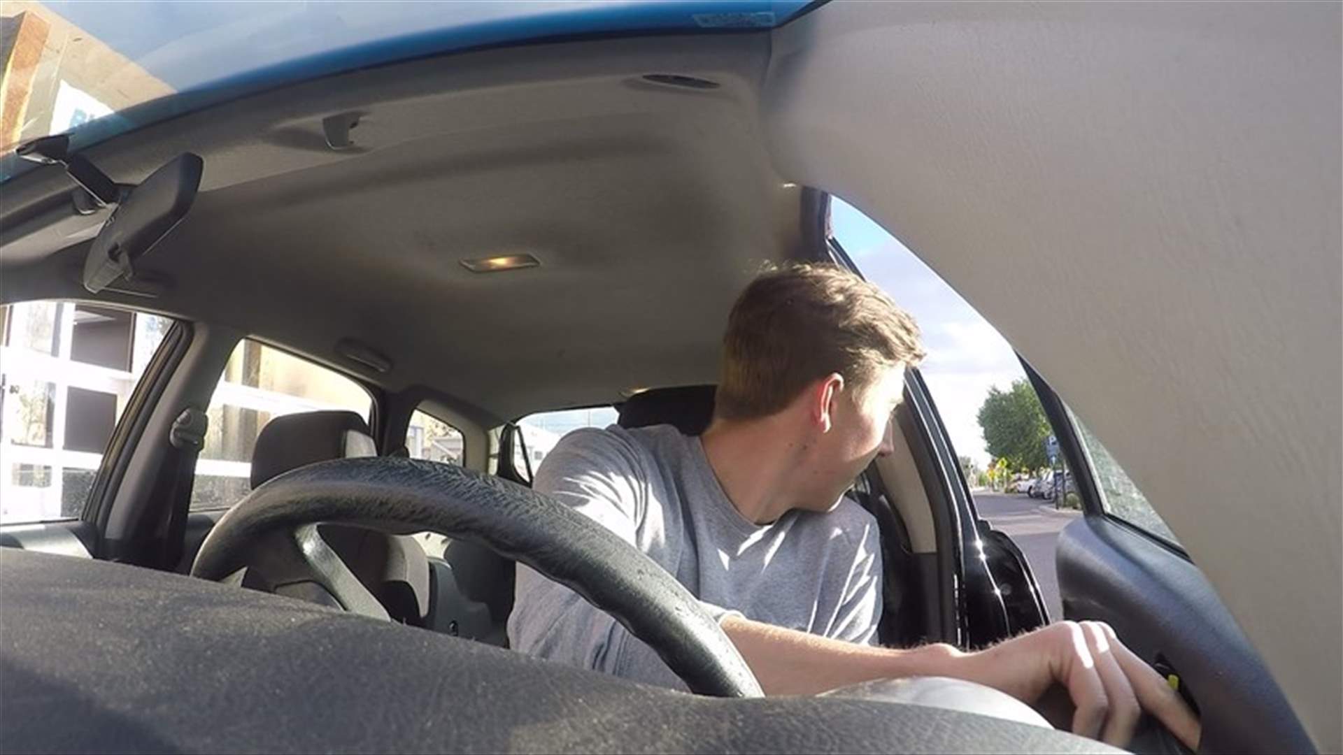 بالفيديو - لماذا يفتح السائقون الهولنديون باب السيارة باليد اليُمنى؟