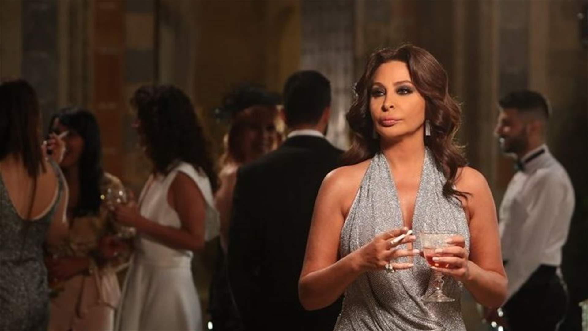 بالصور: تفاصيل إطلالات إليسا في "عكس اللي شايفينها"... أناقة وتميز!