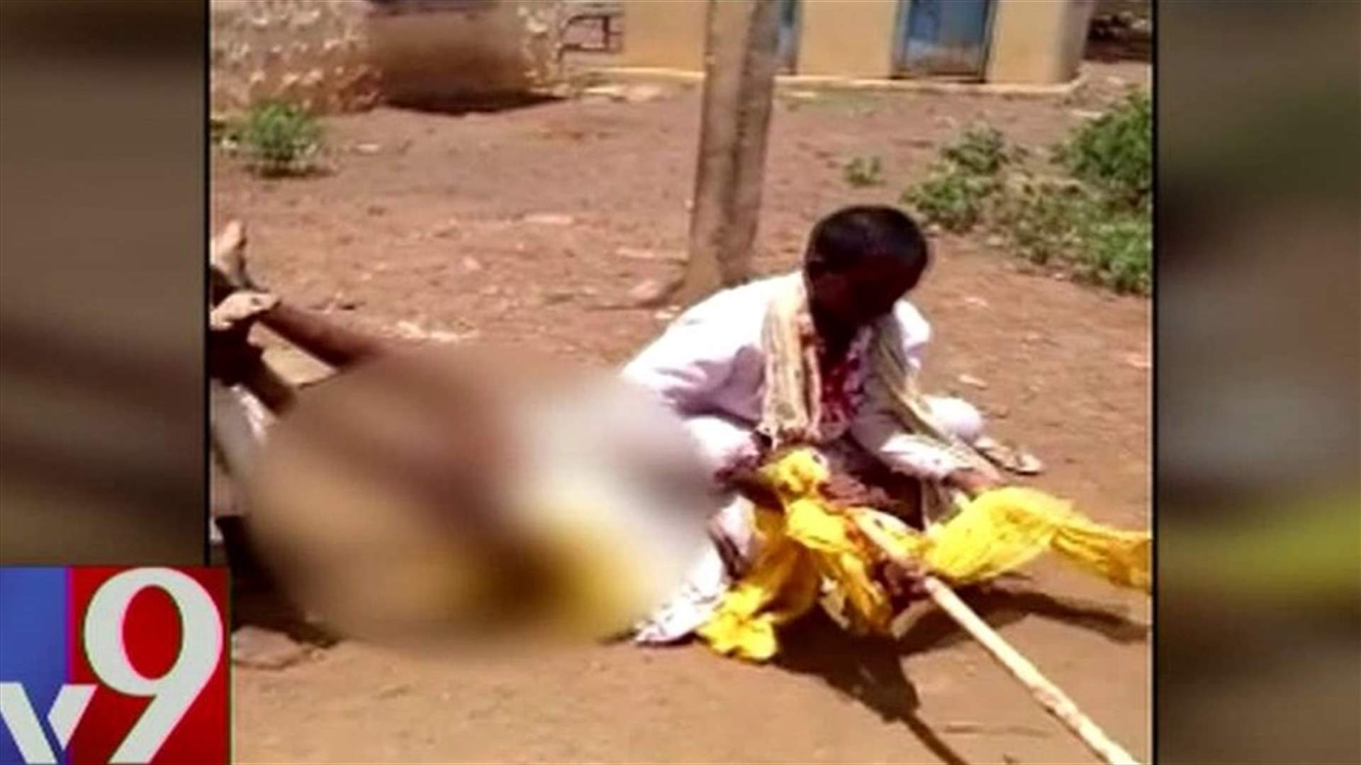 بالفيديو - أبناء بلا رحمة... ضربوا والدهم العجوز في الشارع أمام أعين الجميع!