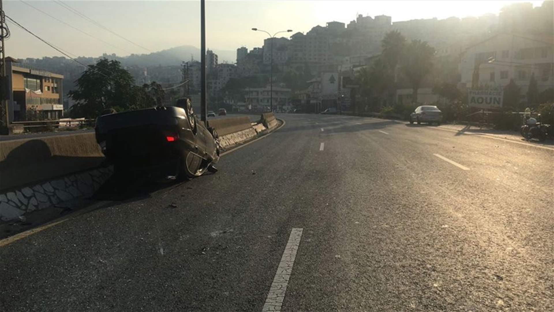 بالصورة- انقلاب سيارة على اوتوستراد جبيل